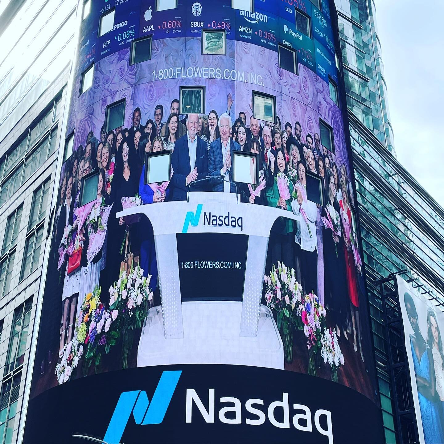 Thank you to @1800flowers for including &Ecirc;tre&rsquo;s founder in your Mother&rsquo;s Day @nasdaq Opening Bell ceremony last week 🌸🌸🌸 and extra flowers to every mom, cool aunt, grandma, neighbor, or friend stepping up &amp; standing in as a mo