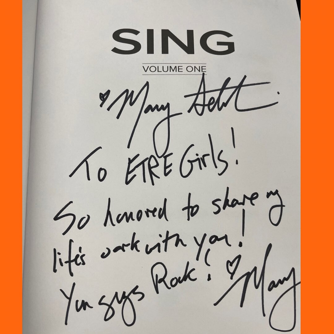 When role models sign books on planes for &Ecirc;tre girls&hellip;thank you @marysetrakian for encouraging girls everywhere to raise their voices &amp; sing out loud! 🎶
#sing

#findyourvoice #broadway #grammyawards #raiseyourvoice #singer #thevoice 