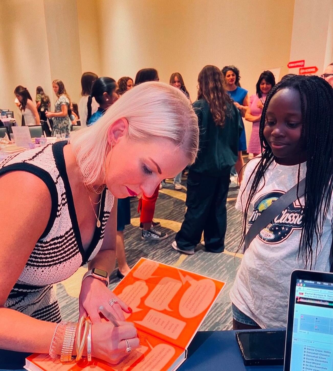 We love seeing The #EpicMentorGuide at the Know Women Teen Summit!! So many epic mentors like @vogue1020 and @sarahbenkenfoushee in the room!! 🤩 

#whodoyouwanttobe #mentorsmatter #teensummit #etregirls