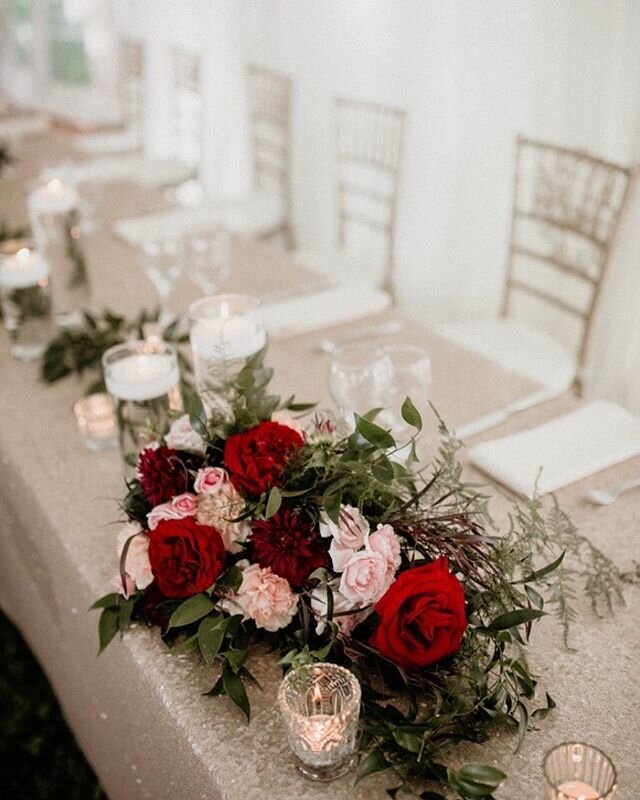 Head table details✨
Photographer @monique_pantel
Planning @amandadouglasevents
Flowers @thefloralfixx
