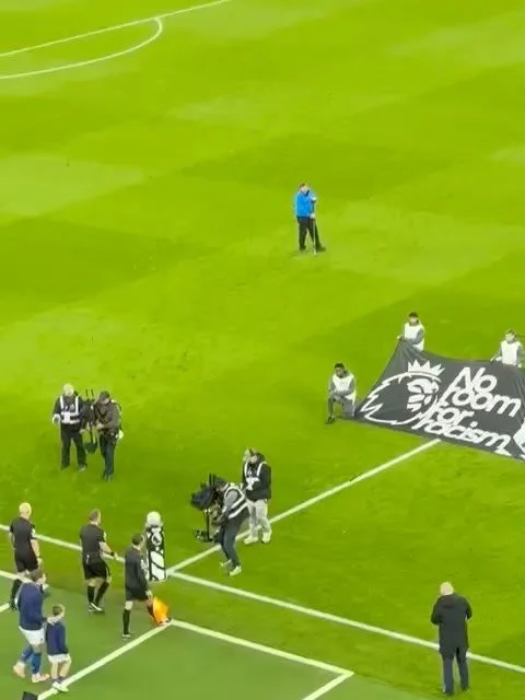 Ronnell met the Everton players ahead of the Everton vs Tottenham game this weekend - an unforgettable experience! ⚽💙 #footballacademy #harrow #football