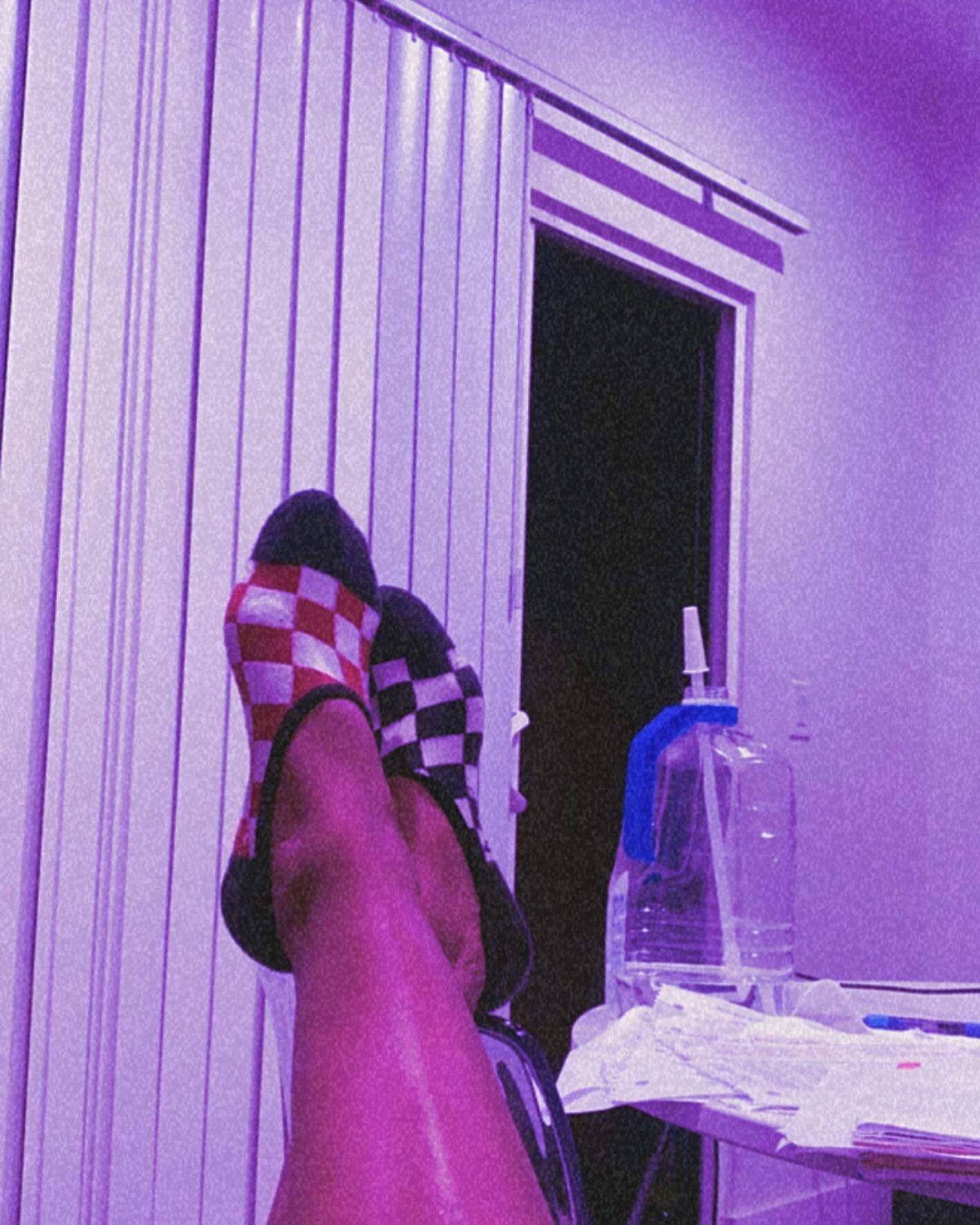 Nights like this. 💻🐺💜🎙✍🏾 
-
#sabledanielle #intentionalliving #productivity #eunoialifestyle #beautifulthinking #nights #socks #vans #water #work #workforit #justdoit #limitless #fearless #noexcuses #hungry #hunger #tunnelvision #goals #motivati