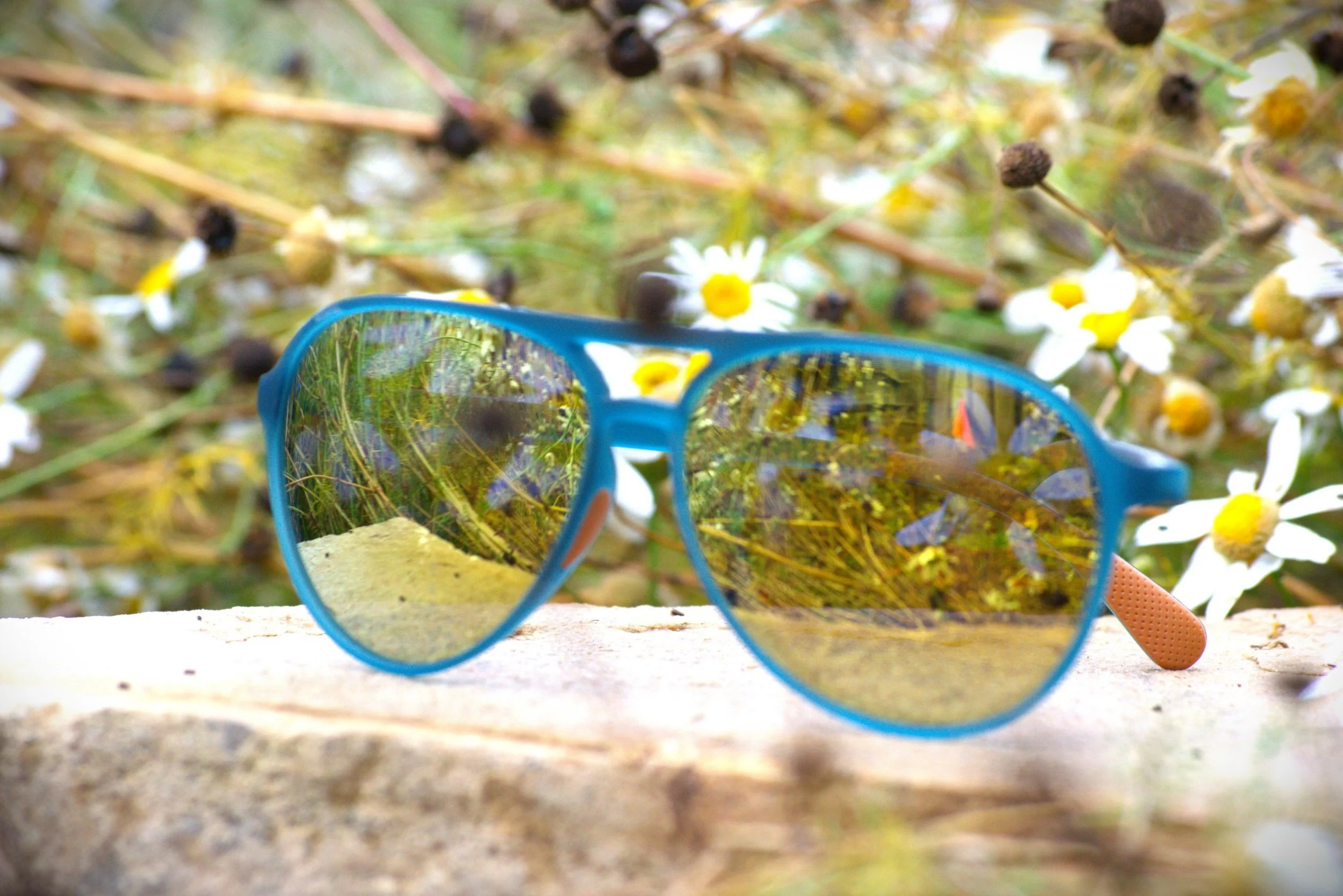 Das Optics Deputy polarized aviator sunglasses in Twilight Blue with gold mirror lenses and orange temple tips