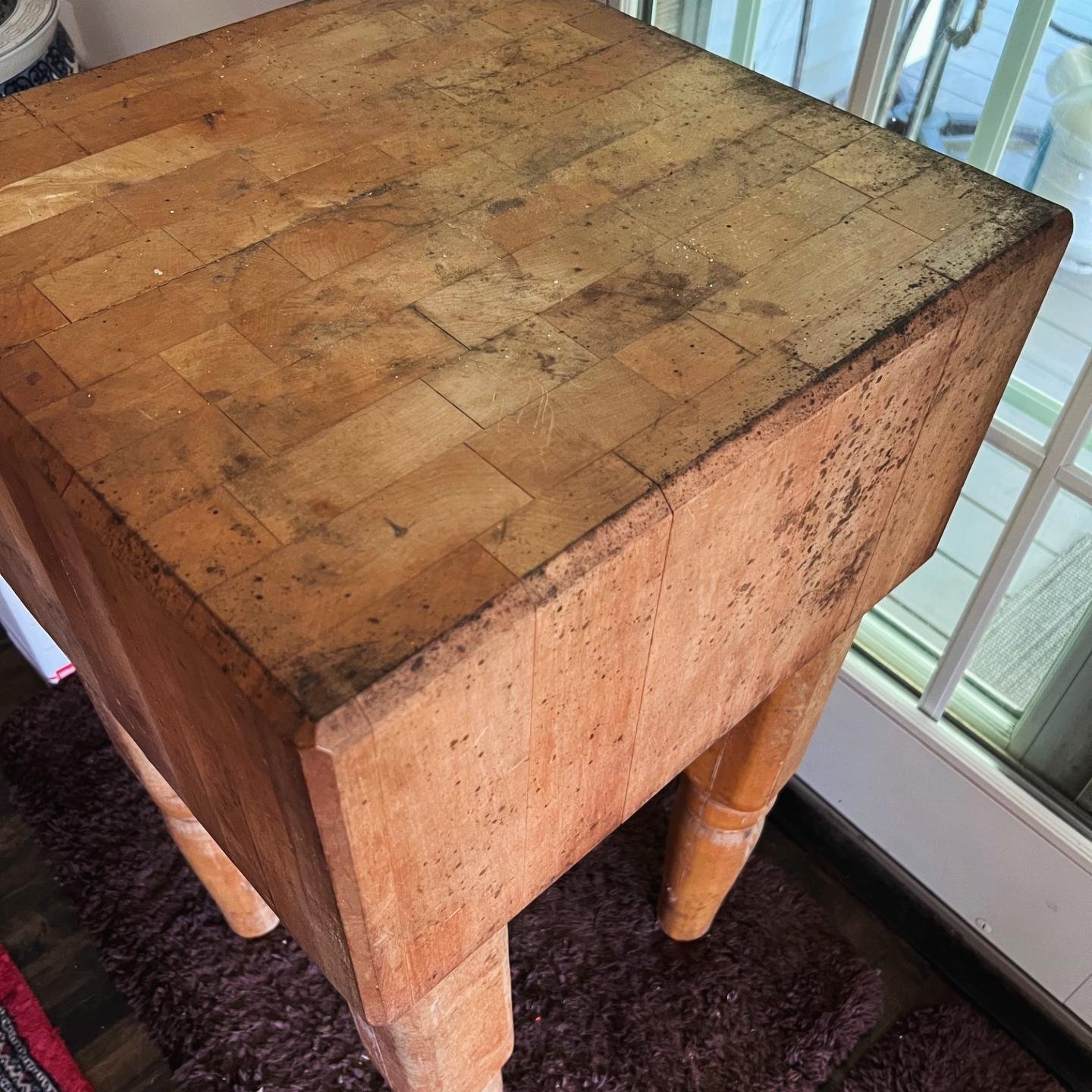 Cleaned up, oiled and waxed this Boos butcher block. 

#furniturerefinishing #furniturerepair #furniturerestoration