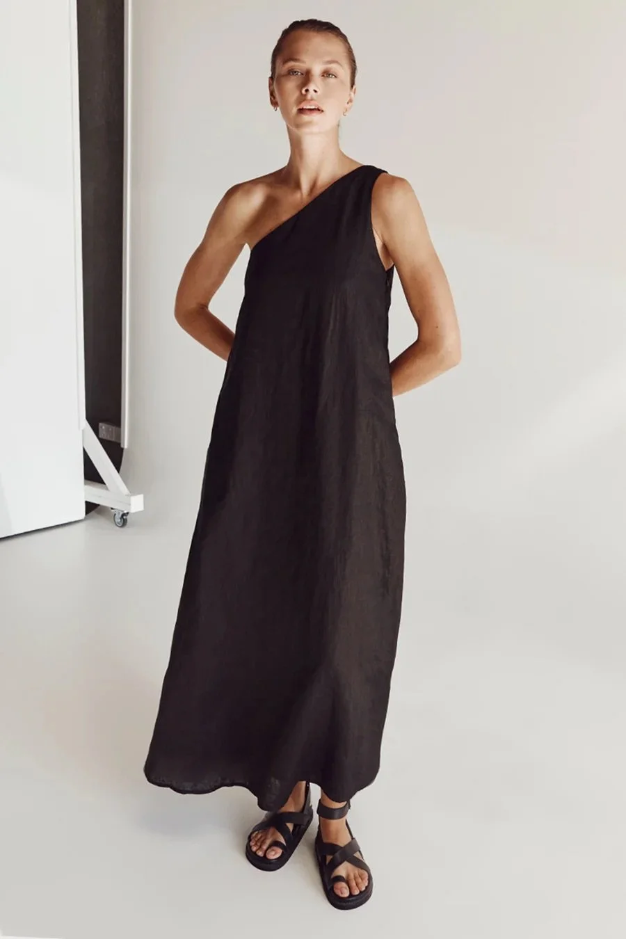 AMBER BLACK ONE SHOULDER LINEN MIDI DRESS