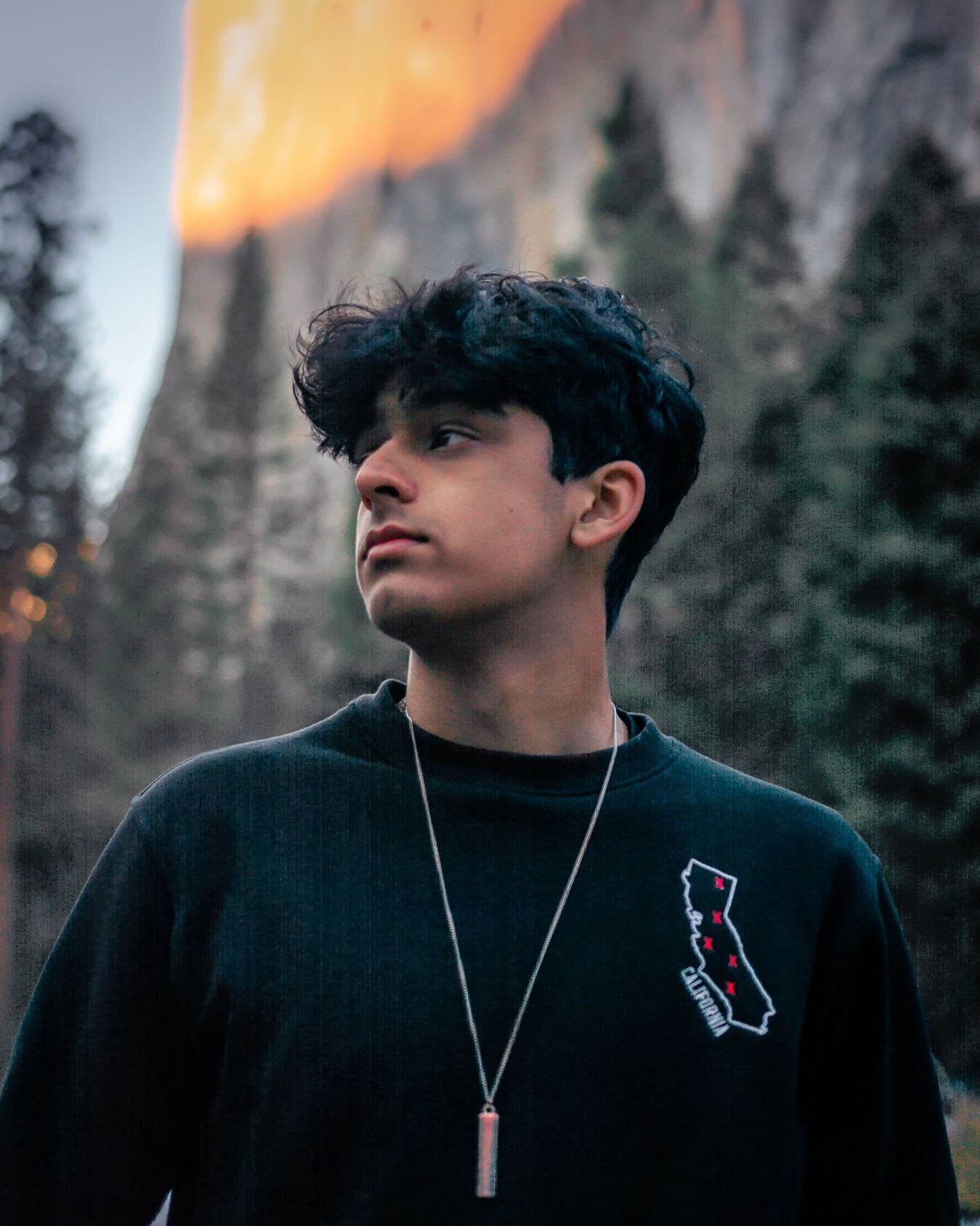 Last month, I went on a day trip to Yosemite with @therealamogh and @alex__xuu. 

We ended up getting lost on our way to shooting Firefall, and found ourselves surrounded by vertical drops in every direction... 

We barely managed to navigate our way