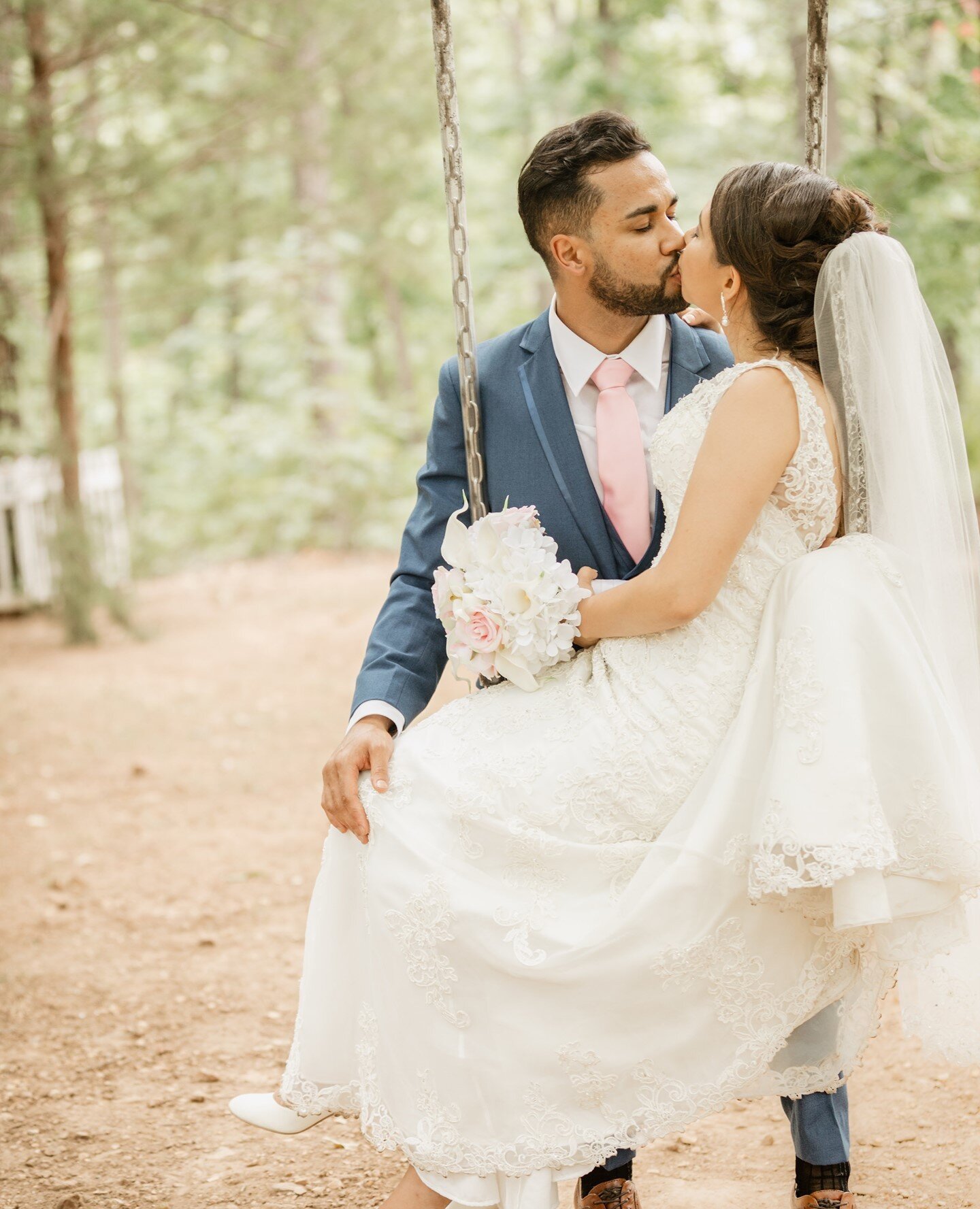 #weddingtipwednesday ⁠
⁠
Swing photos are a MUST 😍⁠
⁠
PC: @swjonesphoto