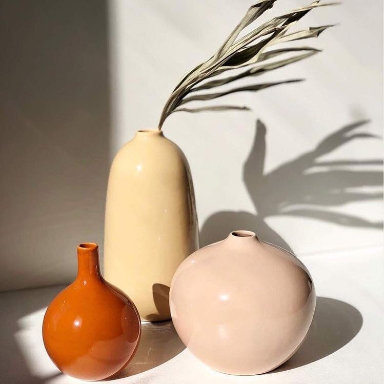 Inspiration. Neutral shades and summer breeze&hellip; 🌿 Handmade ceramic vases by the Brooklyn based female owned design studio @franca_nyc ✨
.
.
📷 @franca_nyc via @acaciasf
.
.
#inspiration #decoration #artdetable #summerdays #luxurydecor #summerm