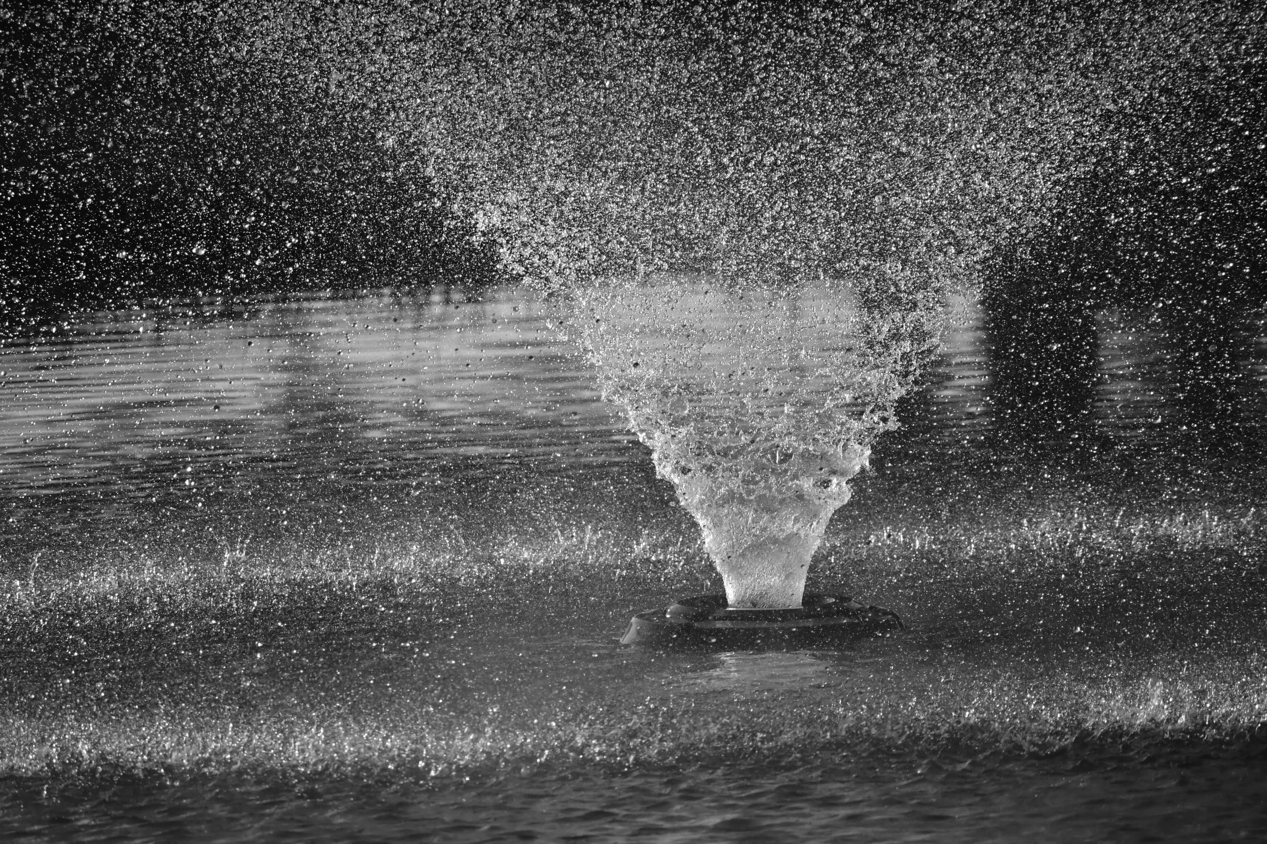 Почему 2 мокро. Брызги воды фонтаны. Мокрая волна. Гладь воды фонтан. Песня брызги воды фонтаны.