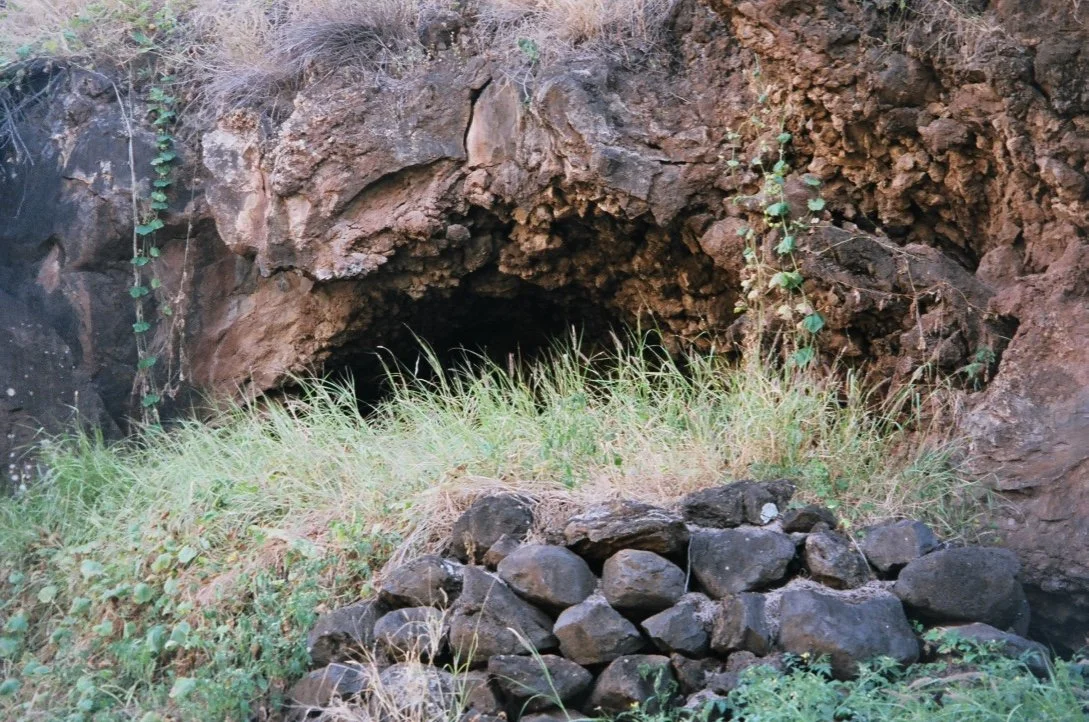 Paeahu cave shelter with petroglyphs