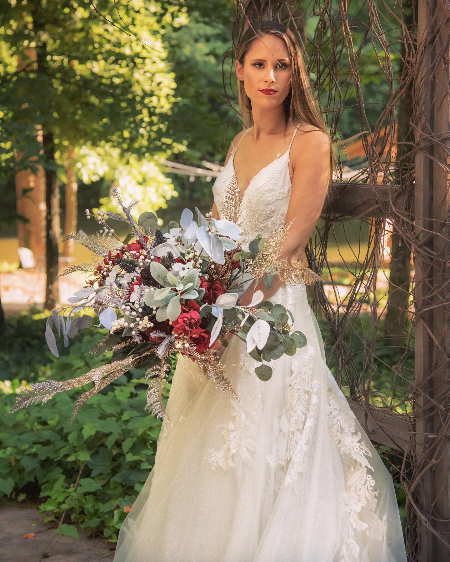 This chic... with this bouquet... wow.

50% OFF PACKAGES AUGUST ENDS IN LIKE 2 DAYS!!!

Venue: @sandersridgevineyardweddings
Bouquet: @katshotdesigns
Planner: @chiceventsandweddings
MUA: @breathtakingbeautywithliz
Dress: @ashleyjustinbride

#knhtphot