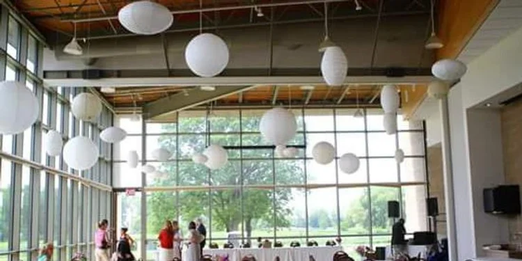 Warner Park Community Recreation Center — setting and surroundings