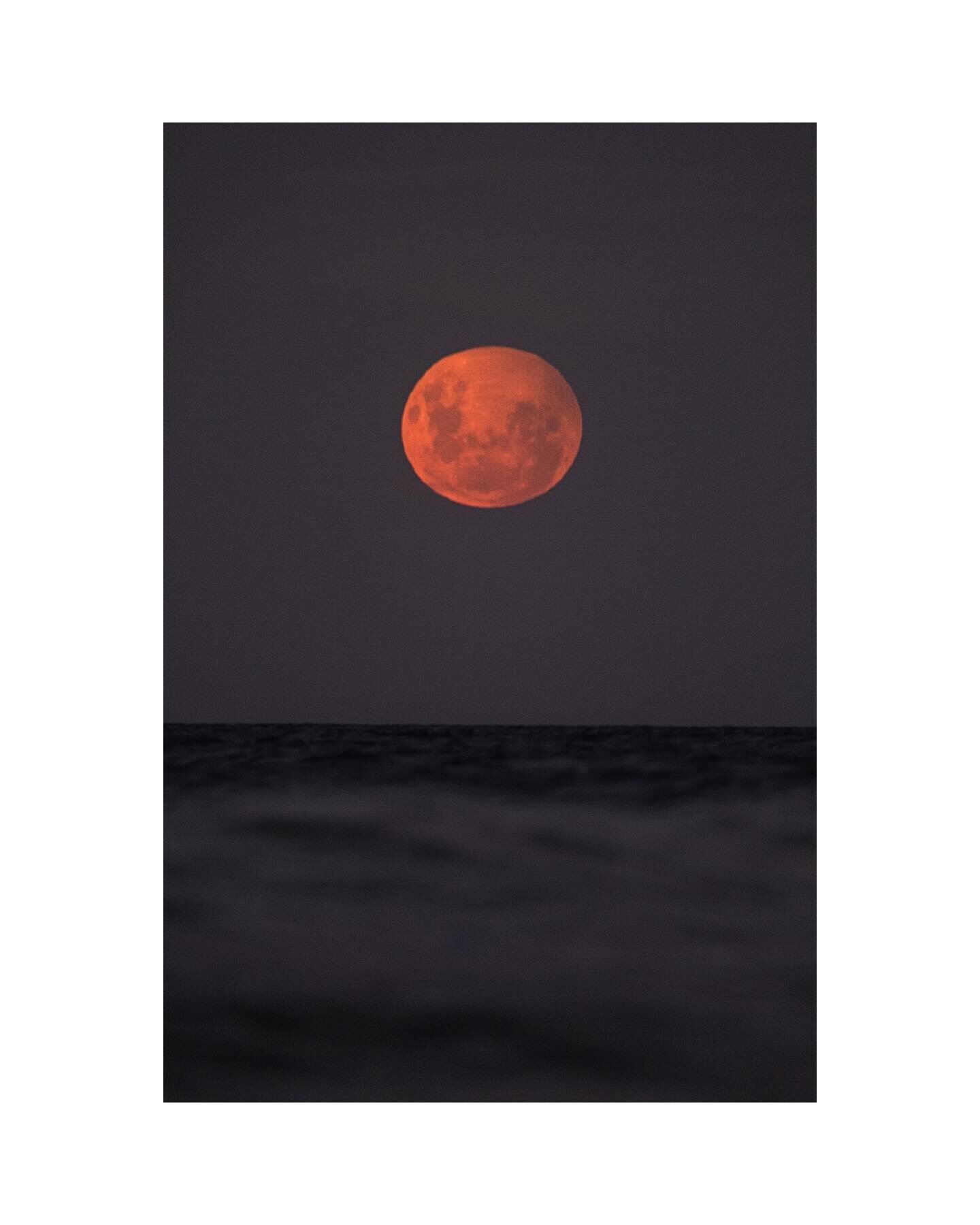 Your full moon in Libra, rising over the Pacific Ocean at the tail end of a penumbral lunar eclipse ♎️ 🌕 

Plus a BTS of a little photography gremlin snapping away to get these shots. For this shoot I had one intention: to get as close to the ocean 