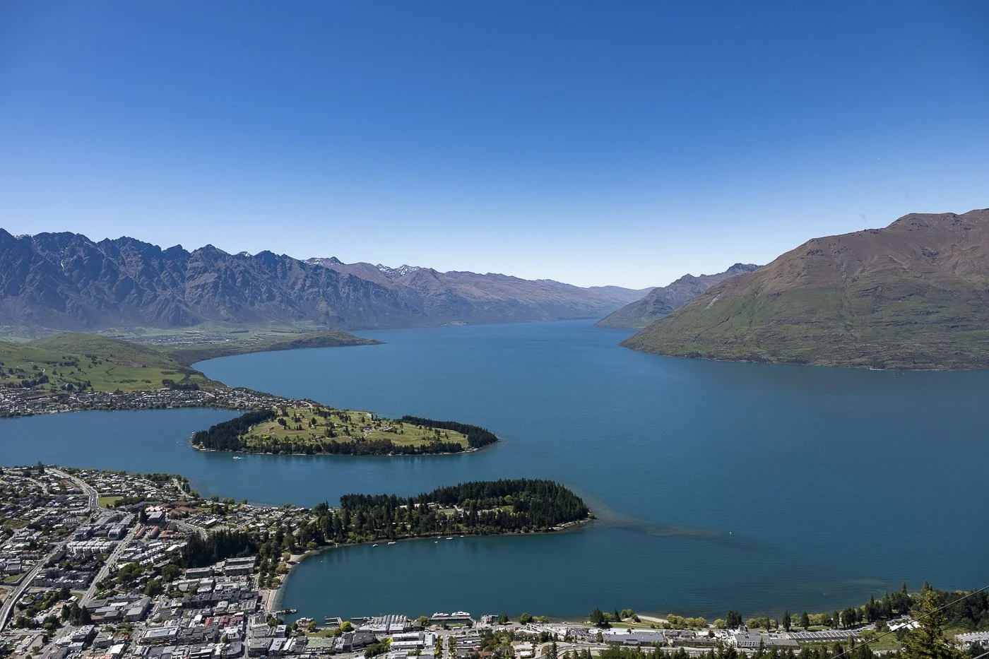 Panoramic view over Queenstown and Lake Wakatipu from the Skyline Gondola, surrounded by mountains in New Zealand’s South Island.