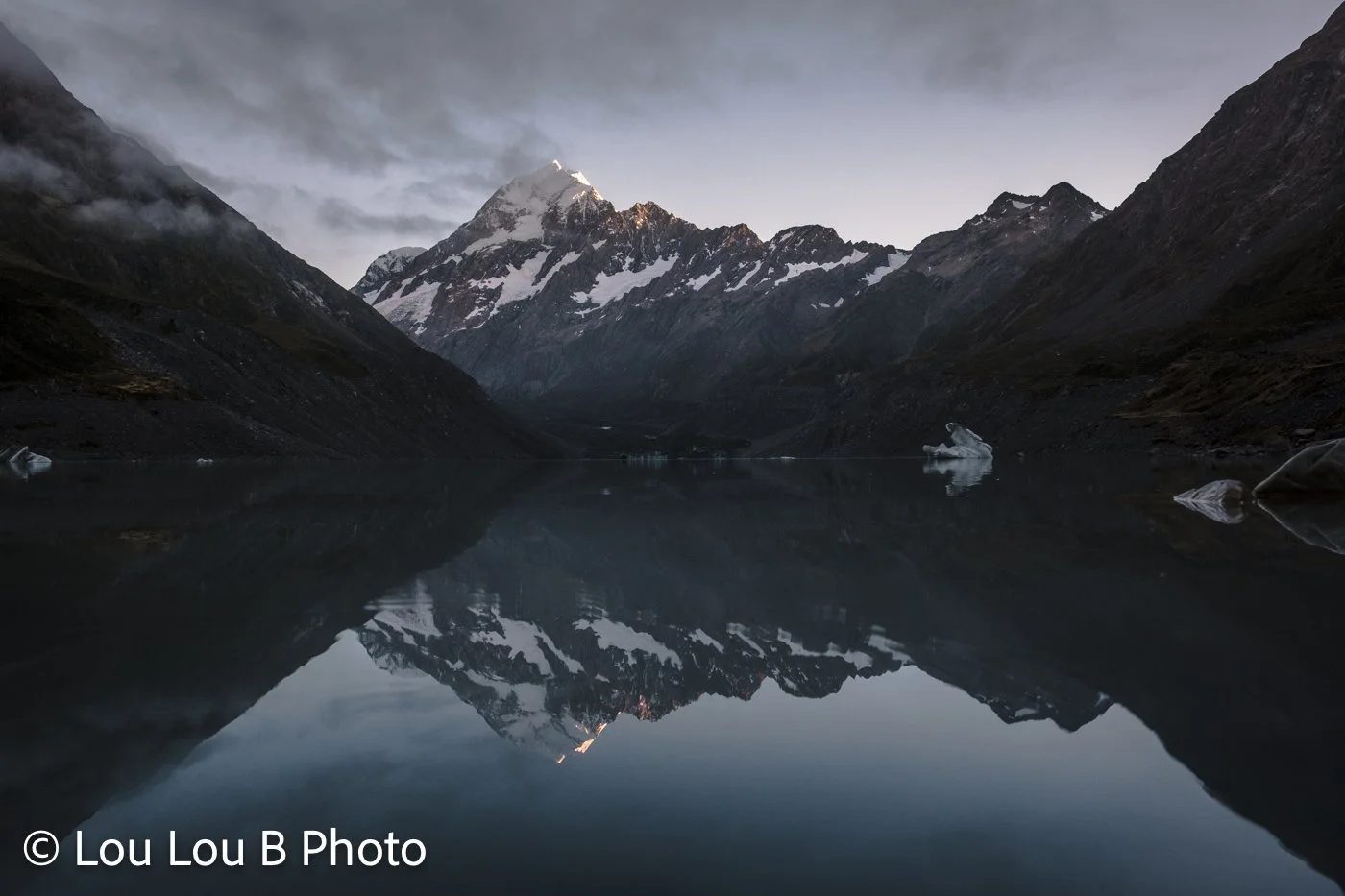 Aoraki / Mount Cook reflected in Hooker Lake at dawn, Aoraki Mount Cook National Park, New Zealand