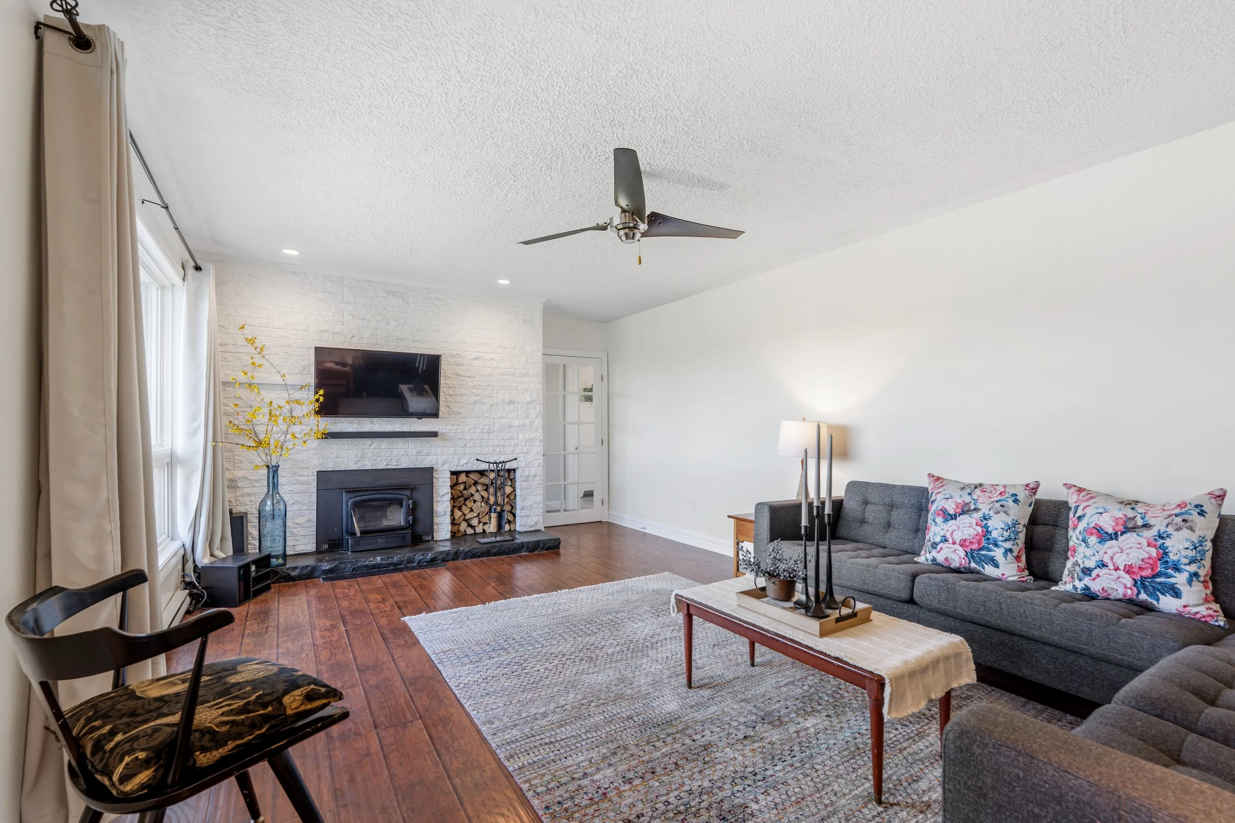 27 Living Room.jpg