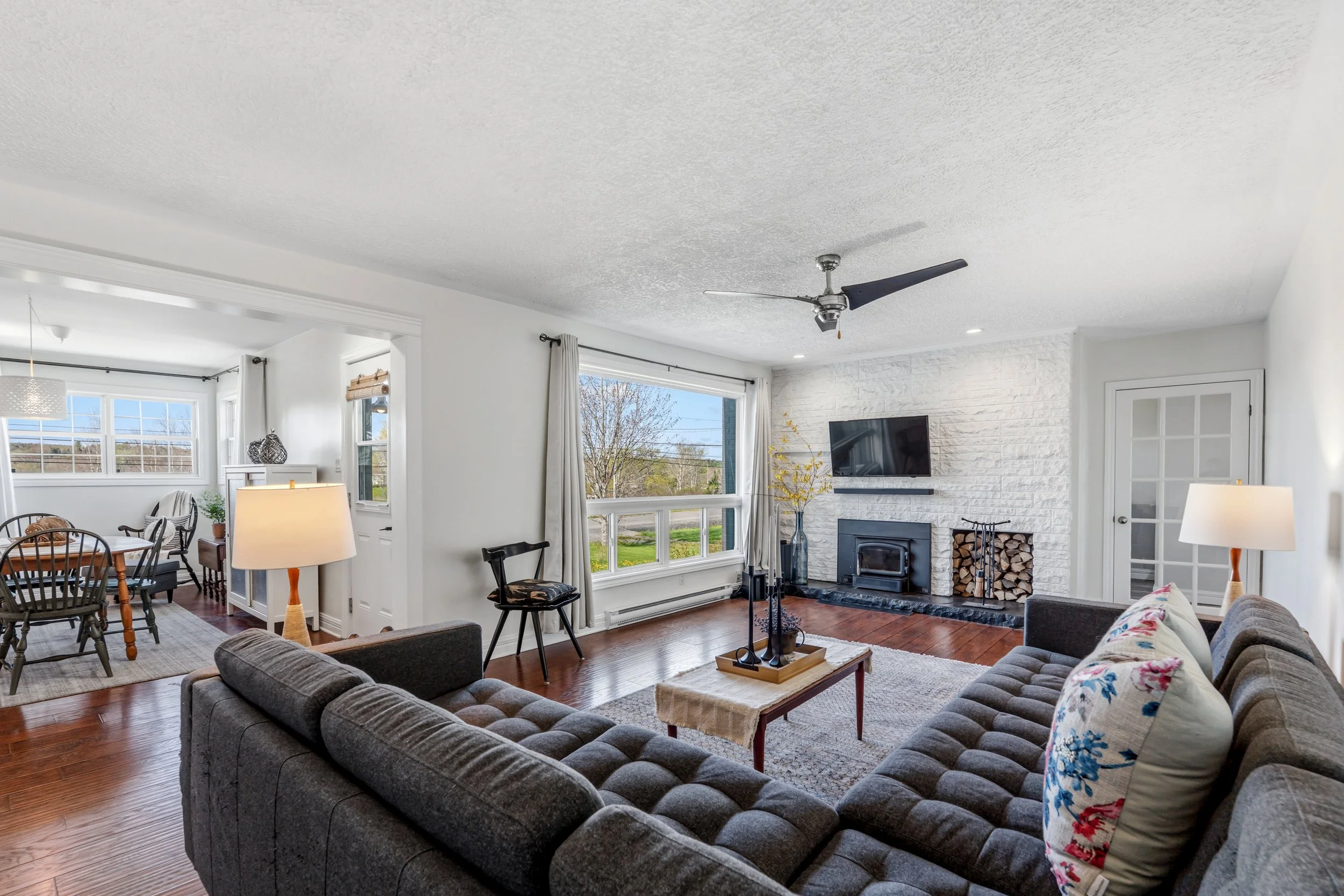 25 Living room to kitchen.jpg