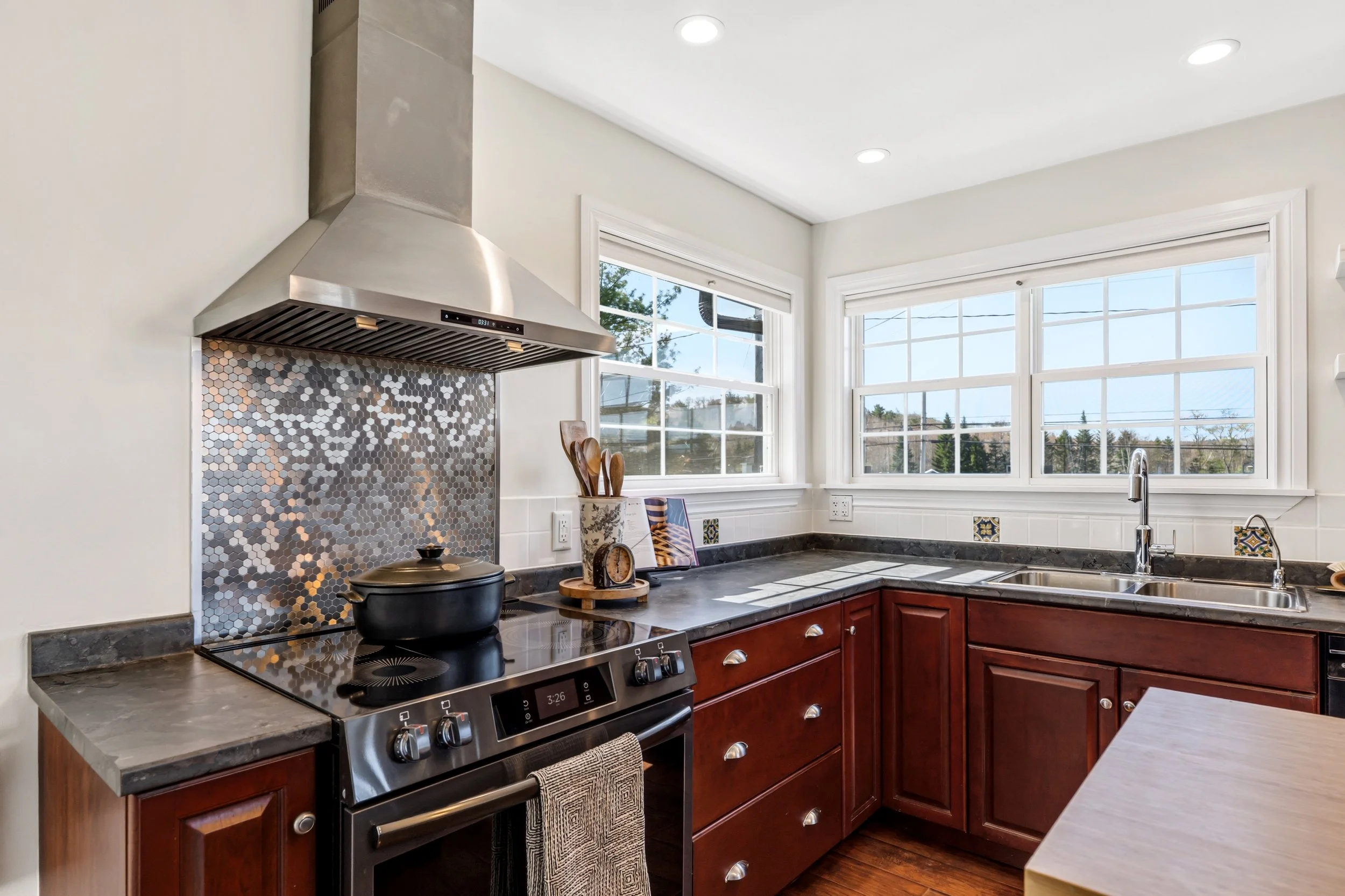 6 Kitchen.jpg
