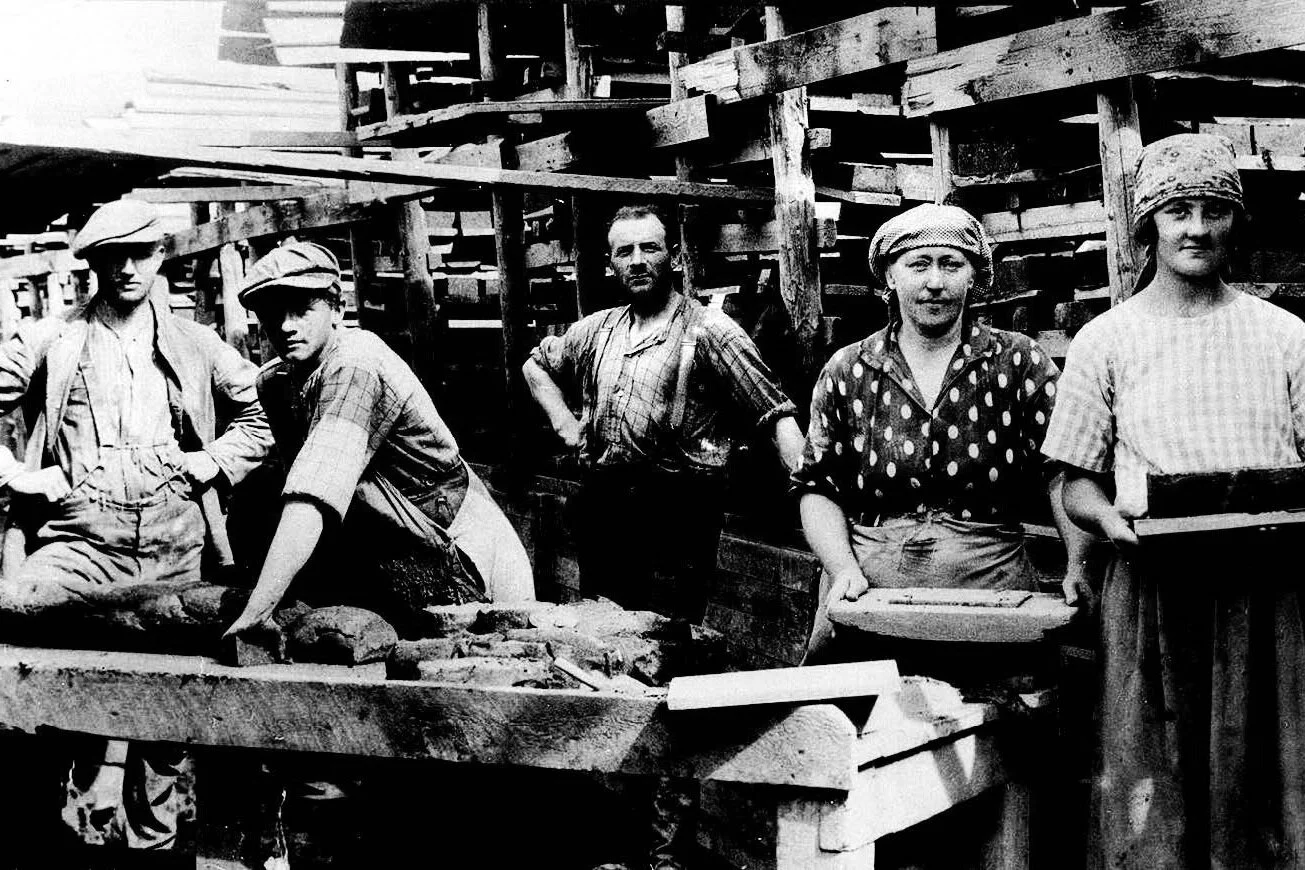 Arbeidere ved ukjent teglverk i Oslo. 1920-årene. Foto: Ukjent/Arbeiderbevegelsens arkiv og bibliotek.
