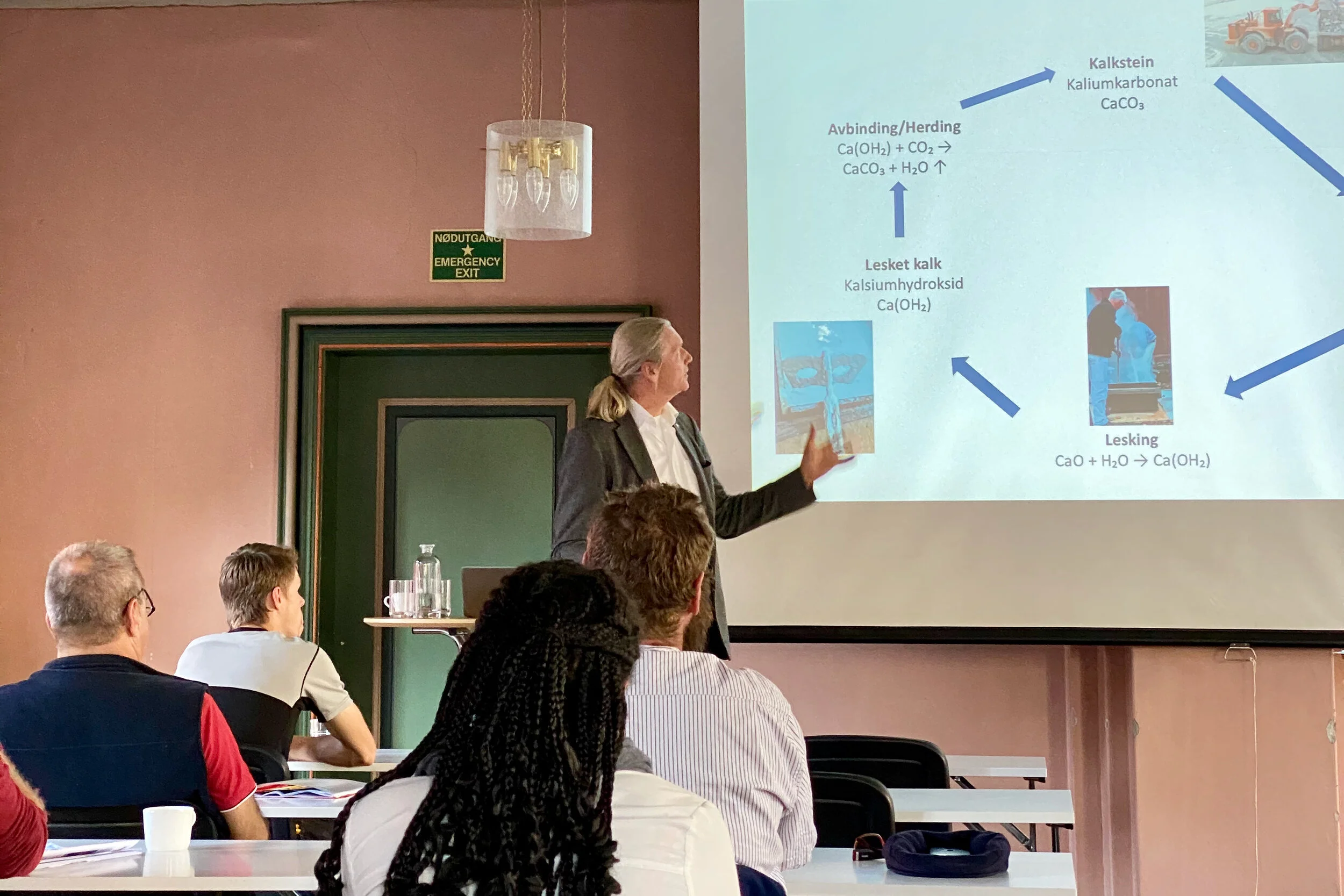 Øyvind Buset holder foredrag om kalkmørtel. Foto: Murbyen Oslo