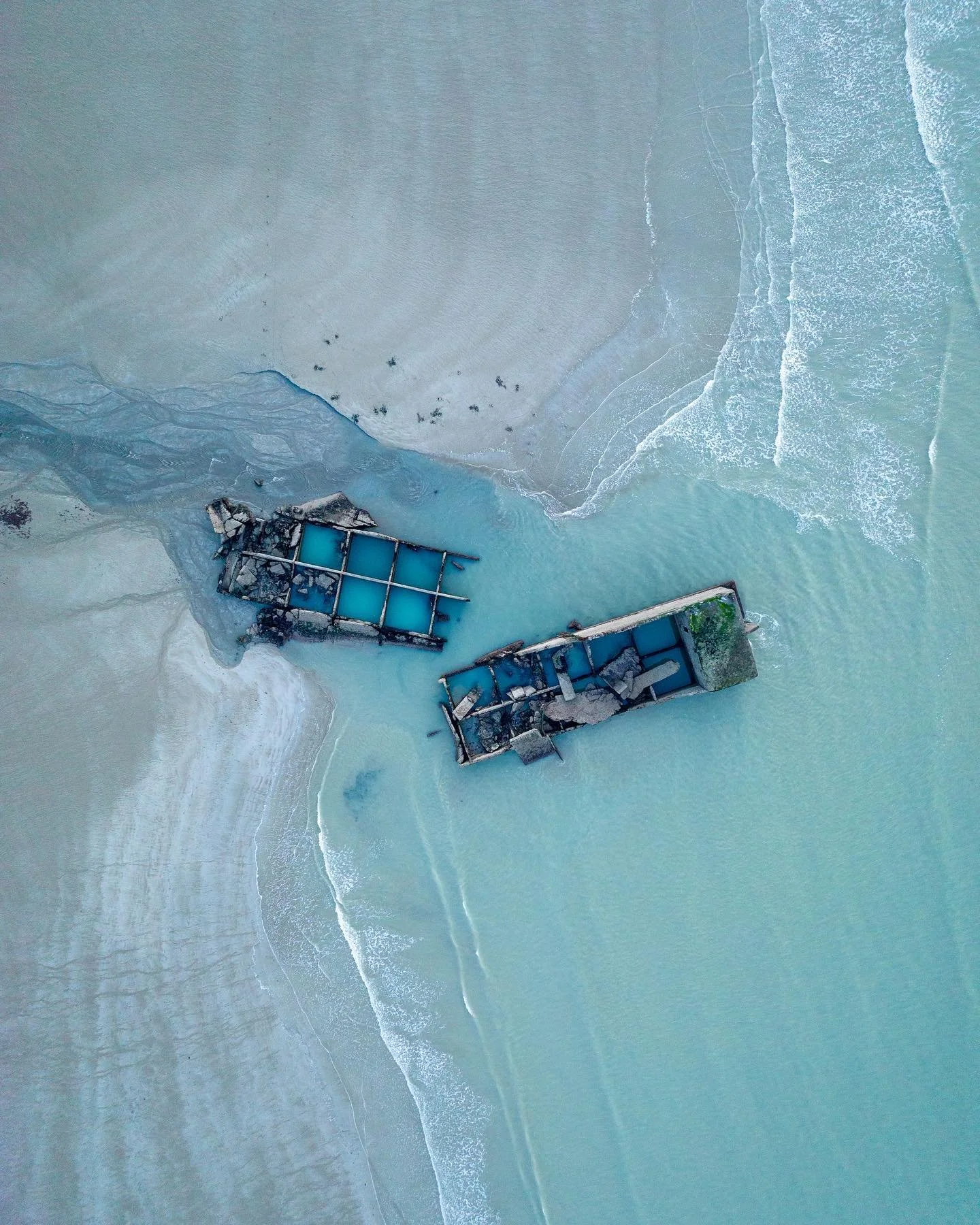 Port Artificiel d&rsquo;Arromanches ⚓️
.
@calvadosdepartement  @arromanches.ville @calvados_normandie @bayeux_bessin @tourisme_normandie @regionnormandie @bayeuxofficiel #instantcalvados #normandie #normandie1944