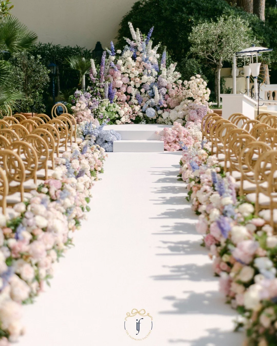 A wedding is not only a celebration. It is an orchestration : the right tempo, seamless logistics, an atmosphere shaped with care. In Antibes, within an elegant hotel by the sea, we crafted an experience where technique vanished behind pure emotion.
