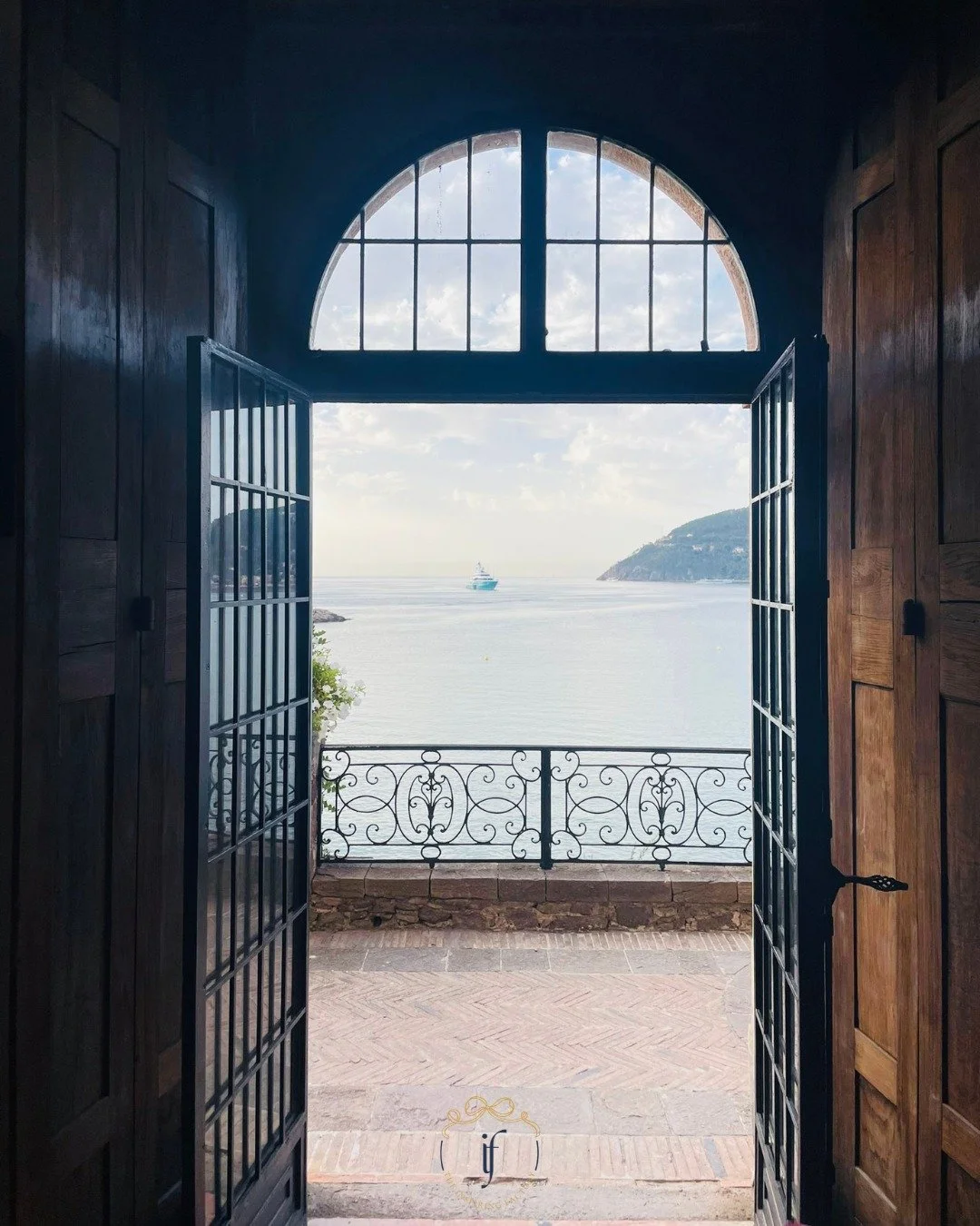 Every detail tells a story : From the gentle curve of a table setting to the invisible choreography behind a seamless guest experience, every element is a choice &mdash; made with intention, calm, and care.
For 15 years, I&rsquo;ve learned that elega