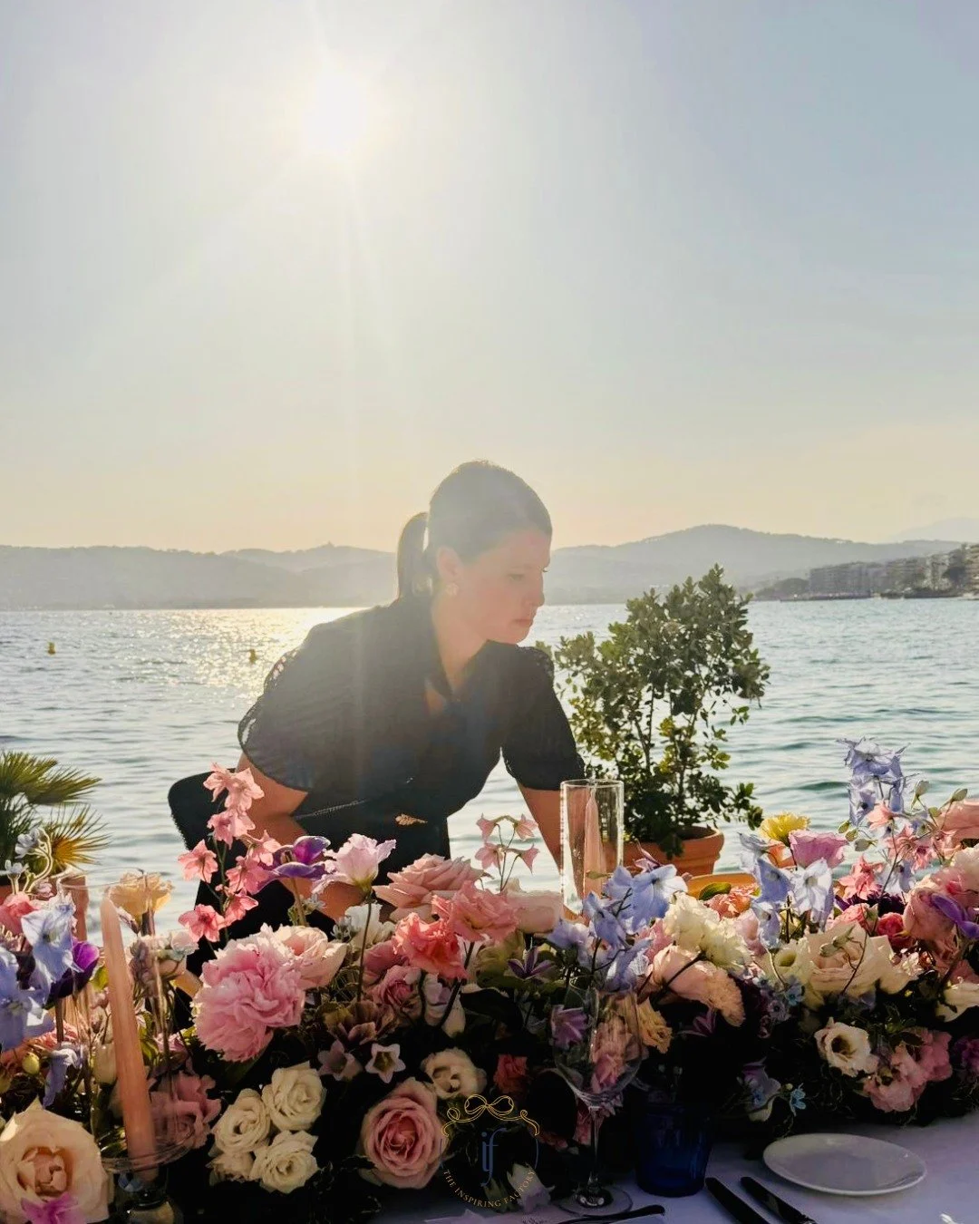 On the wedding day, every detail unfolds effortlessly. Not by chance, but through quiet presence and meticulous tools that guide every moment &mdash; timelines, checklists, contingency plans, all seamlessly in place.
Our couples feel free to live the