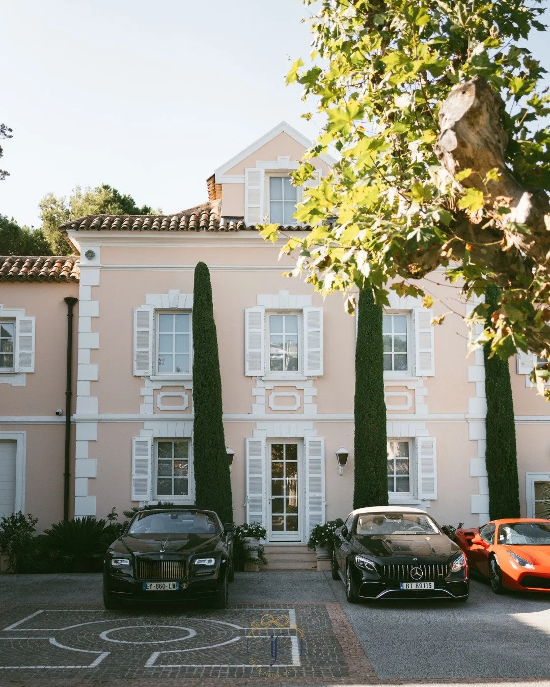 Long before the guests arrive, the story begins. We guide, select, and shape every decision &mdash; from the first vision to the place that will hold it, an exclusive, usually inaccessible location, opened just for our couples.
We design weddings fro