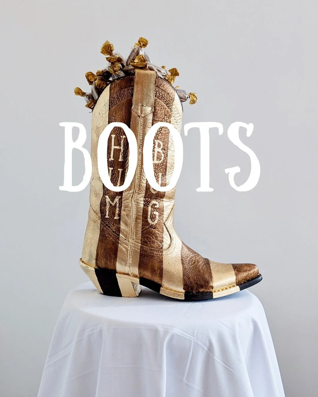 It&rsquo;s time to introduce my cowboy boots!
&bull;
I had an old pair that I loved in my teens but they had got stiff and uncomfortable to wear and so I decided to repurpose them. The first was the Perell&oacute; boot which became a vase in my studi