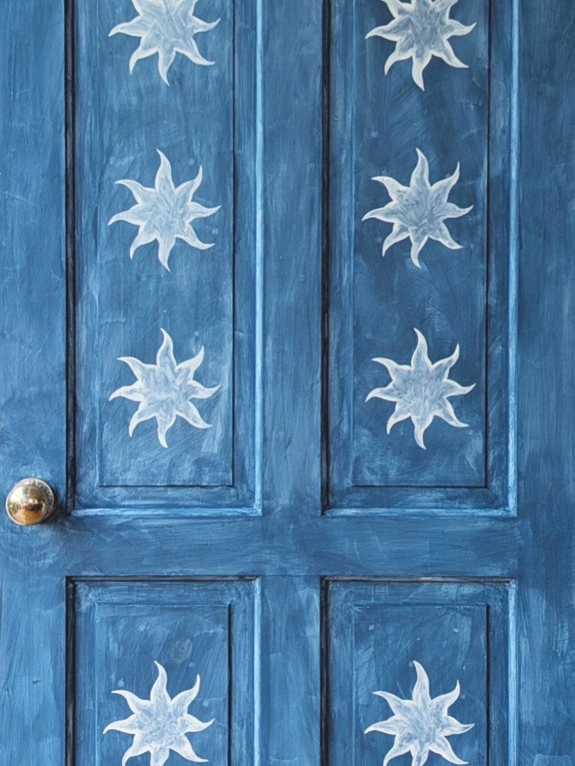 Why not make an entrance with a hand painted door?
&bull;
This is what I call a mini mural; it&rsquo;s the perfect way to have something hand painted in your home when working with a smaller budget
&bull;
If you&rsquo;re renovating, or just wondering