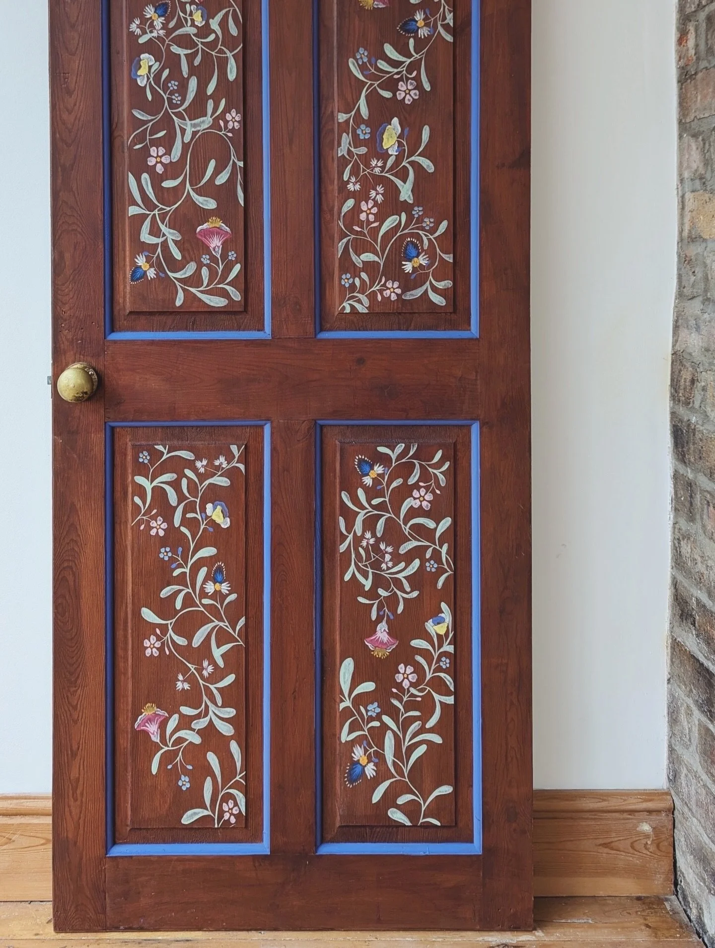 Details of a folk inspired door
&bull;
#handpainteddoor #bespokehomes #handpainteddetails #muralartist #handpainteddecoration