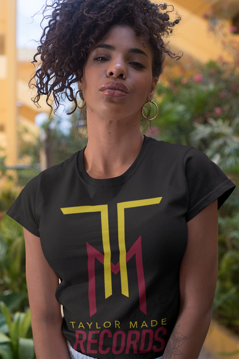 t-shirt-mockup-of-a-bold-woman-with-a-kinky-hairstyle-27352.png