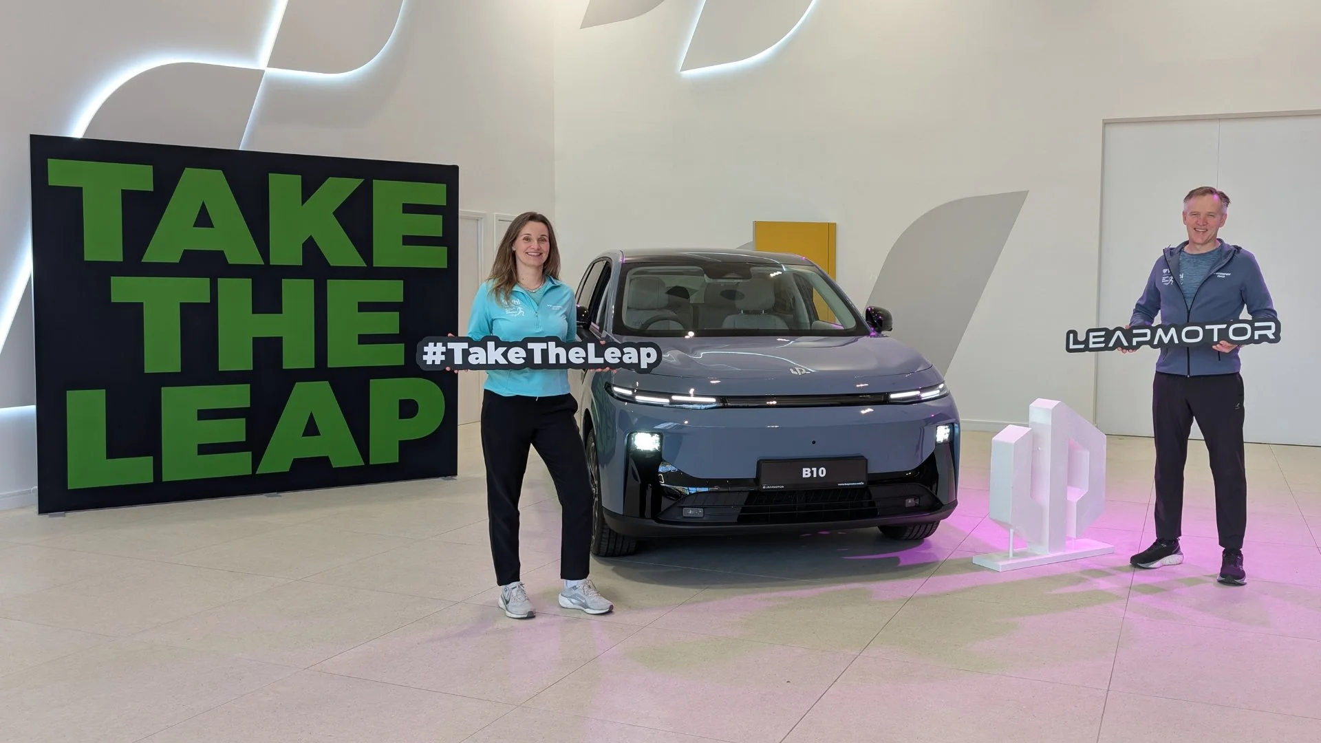 Woomen's Mini Mafrathon staff pose with Leapmotor car