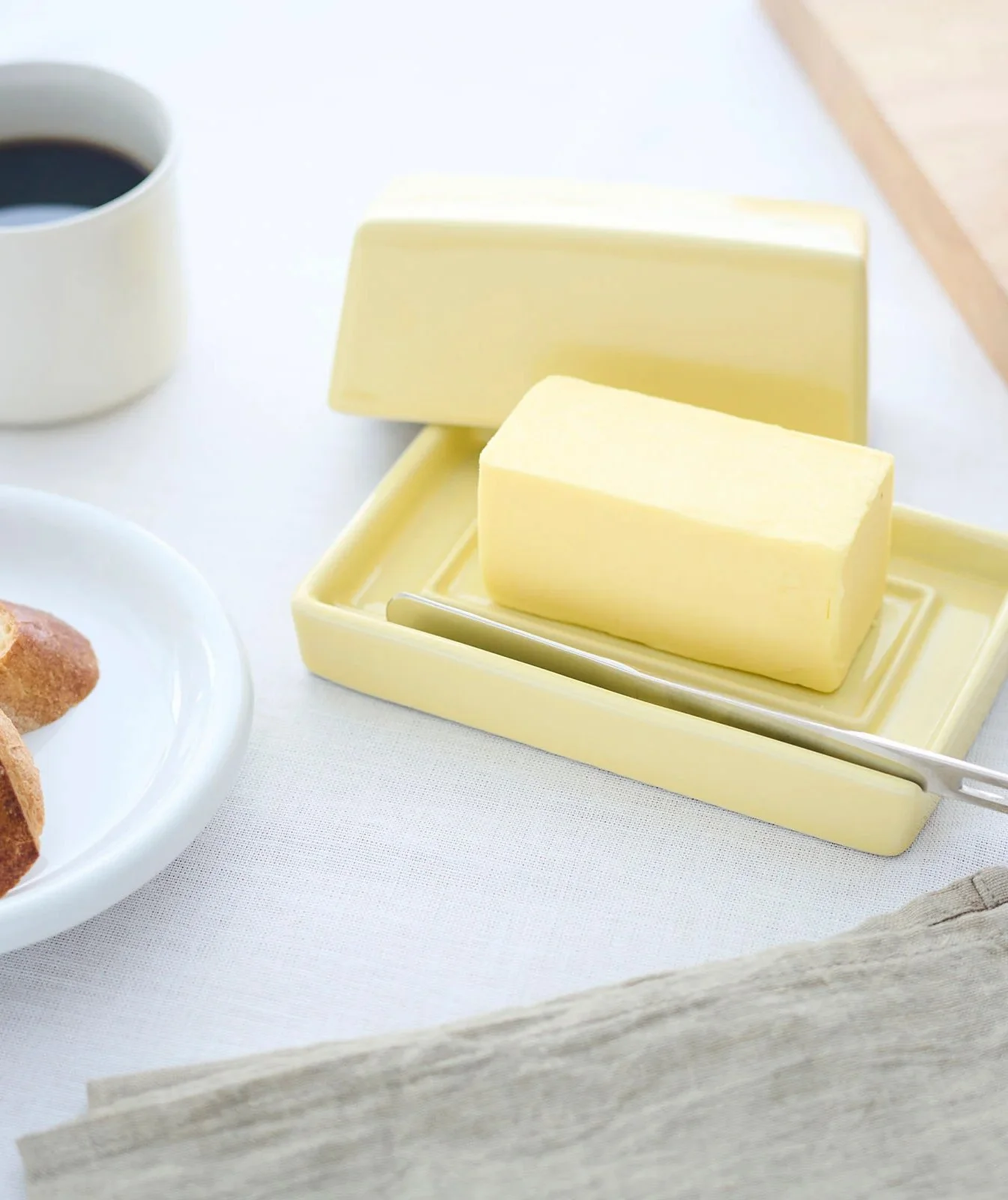 Bee House Butter Dish with Knife in Banana 3.jpg