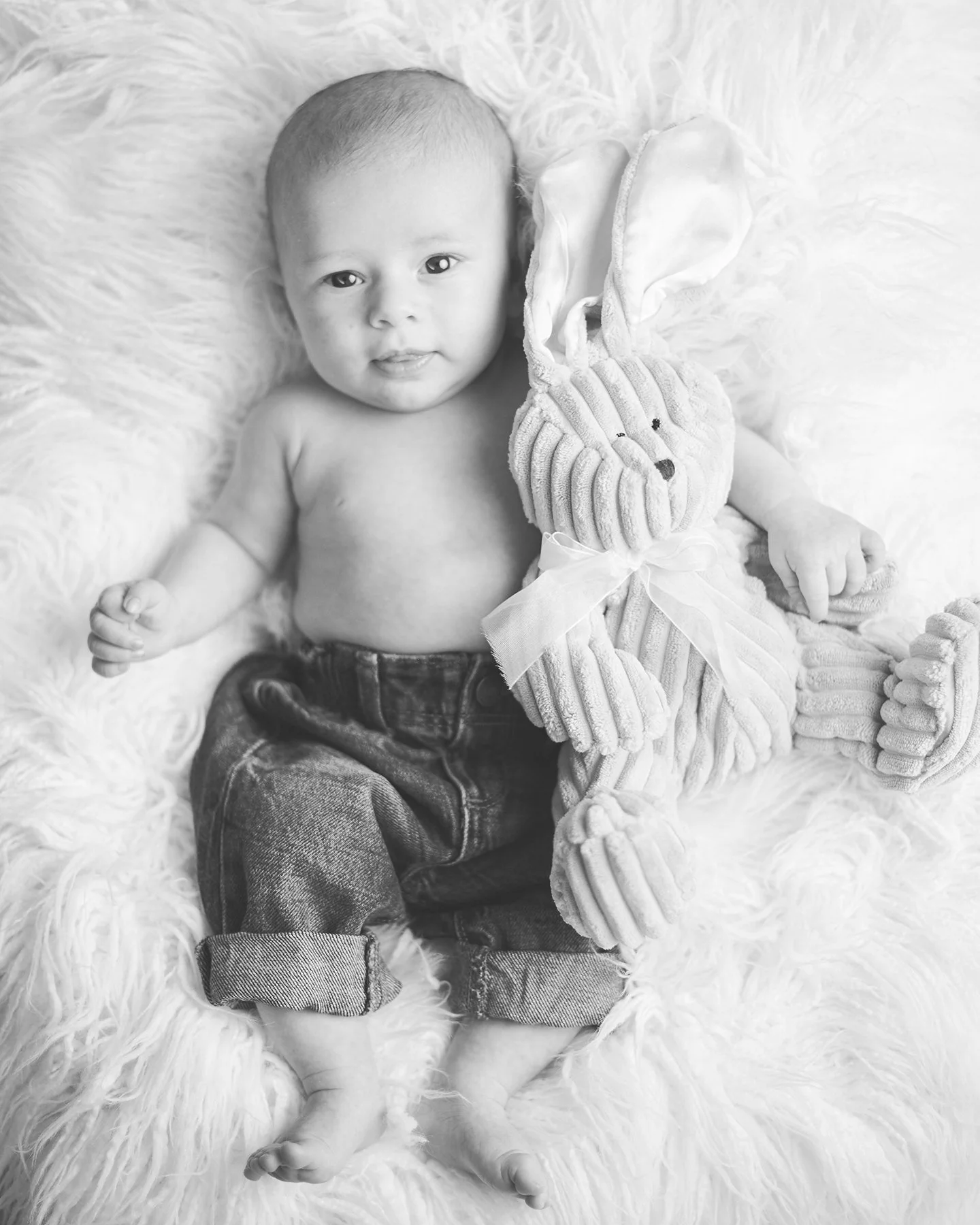 Peachtree City Newborn Milestone Portrait | South Atlanta Photography
Newborn baby photographed lying beside a stuffed bunny during a soft black-and-white milestone portrait session in Peachtree City, Georgia.