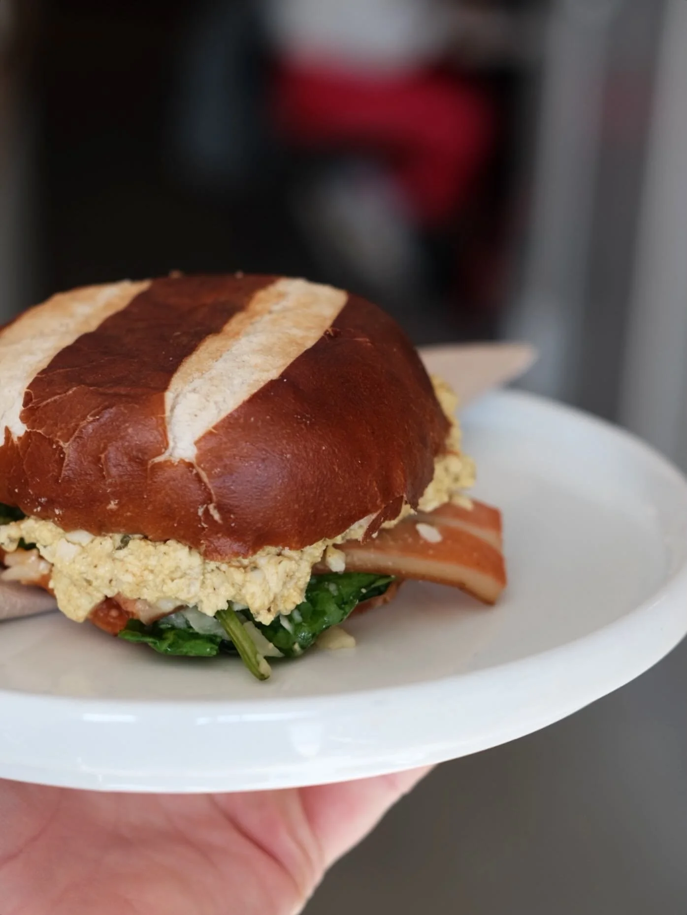 Served daily, our plant-based breakfast bap is the perfect accompaniment to your morning brew and is filled with @folkestone_baycon, scrambled tofu, cheeze, spinach and a lightly spiced tomato chutney in a pretzel bun. 
#coffeeshop
#sandgate
#folkest