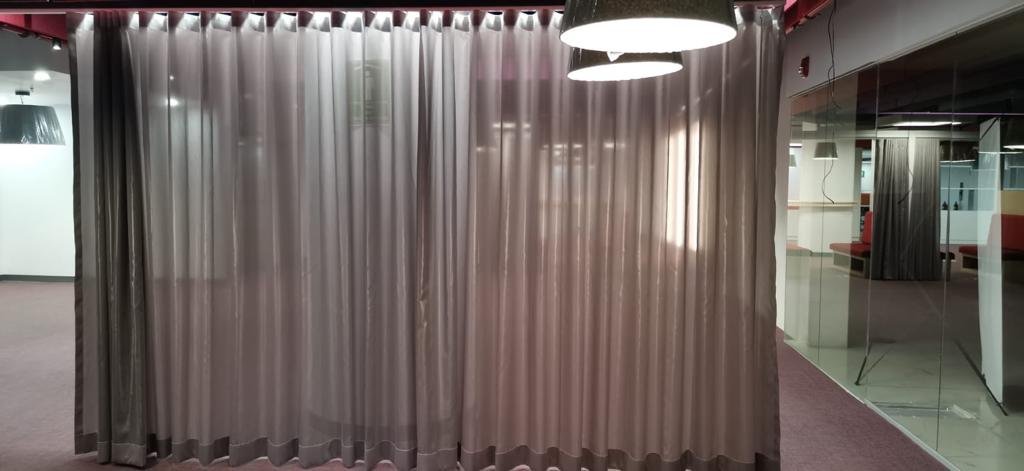 Cortinas Wave con sistema Silent Gliss y tela acústica Capri y Formoza de Vescom 2.jpeg