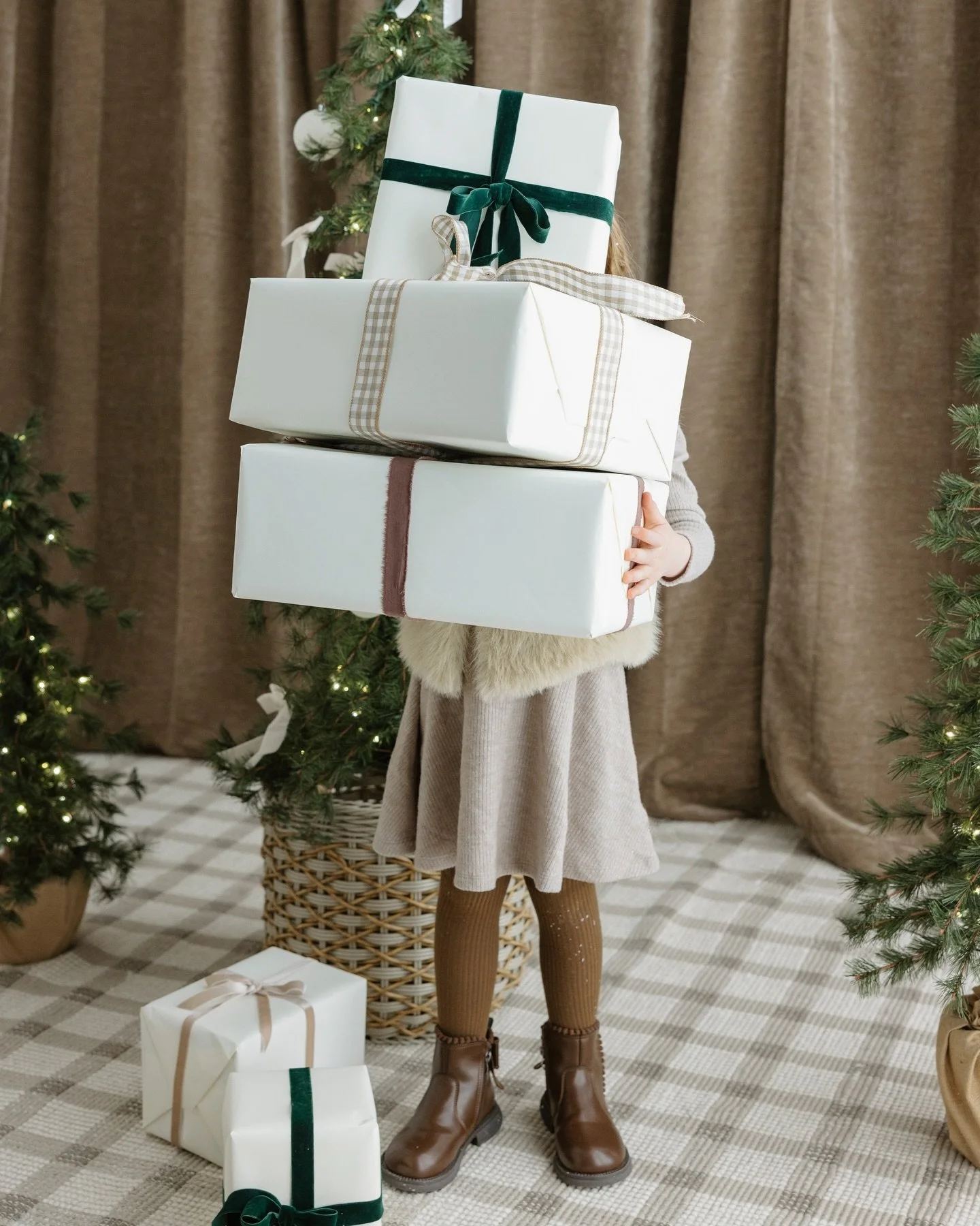 One month until Christmas! 🎄✨ 

All of our mini sessions have been delivered to inboxes. A huge thank you to all the amazing families who came into the studio and made it so merry + bright. ❤️