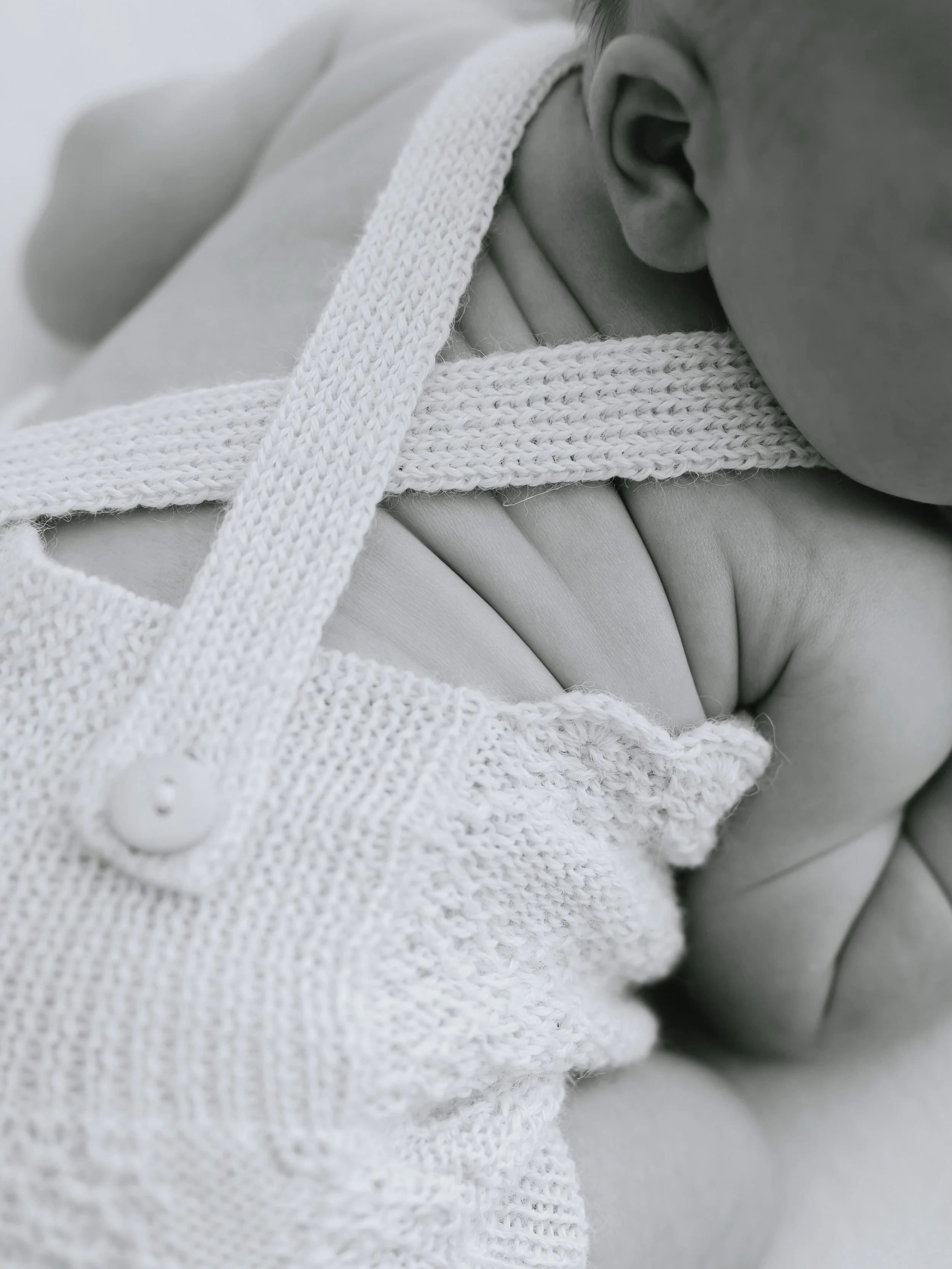Ten tiny toes, little lips, soft lashes, curled-up fingers&hellip; all the little details that feel so brand new. 👣

I love including these sweet close-up moments in newborn galleries because they change so quickly. Before you know it, those tiny to