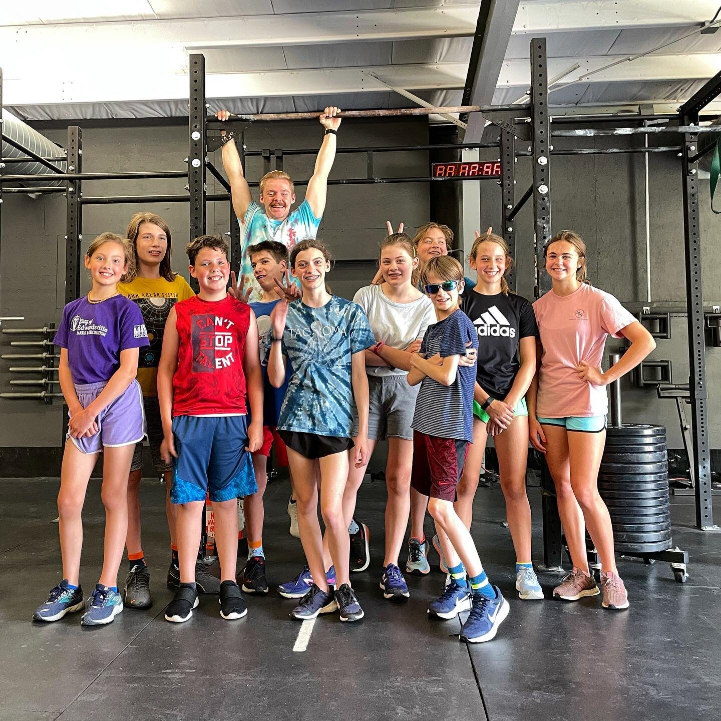 Friday Fitness w/ these Cats! @ninjacatsfitness \\ 
Coach: @rickydambacher 

Interested in joining our next summer session starting in a week? DM now! 
#edwardsville #ninjacats ##kidsfitness #KidsWholift #youthweightlifting #youthfitness #weightlifti