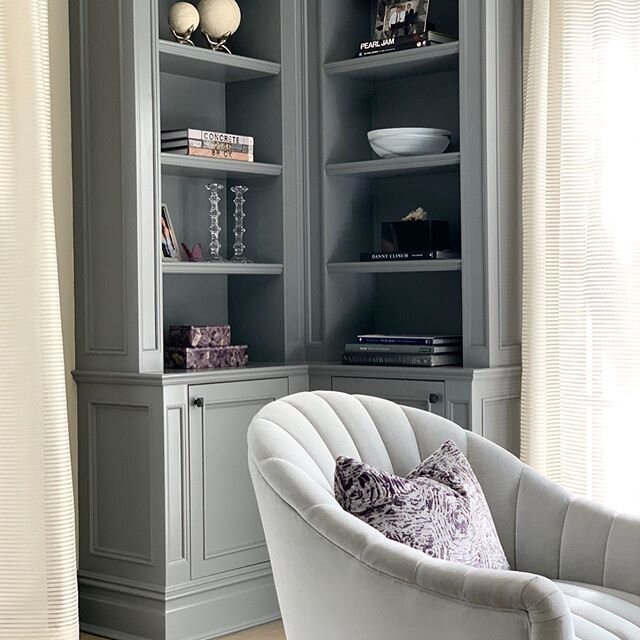 It&rsquo;s amazing what a coat of paint can do! Swipe to see this corner before we got our hands on it. #beforeandafter .
.
.
.
.
.
.
.
.
.
#shelfie #shelfiedecor #transformation #homedecor #interiordesign #interiordesigner #newyorkinteriordesign #my