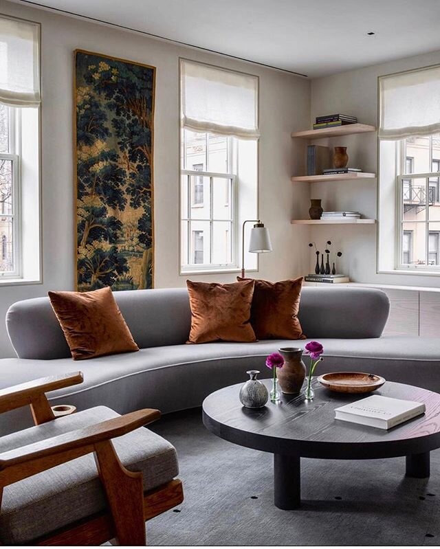 So glad warm tones are making a comeback. But that doesn&rsquo;t mean we have to completely forget about grey either ;) Love the combination of rust and gray in this inspired space by @ashe_leandro as seen in @townandcountrymag and photographed by @s