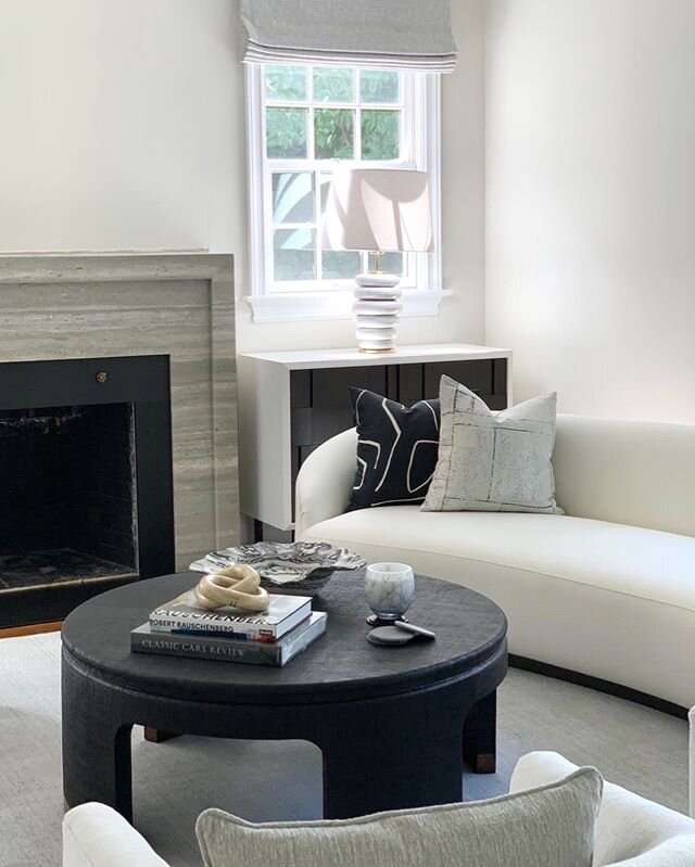 It&rsquo;s all about performance fabrics in our client&rsquo;s chic but inviting living room. 🖤 #blackandwhite .
.
.
.
.
.
.
.
.
#livingroomdecor #interiors2you #designerstyle #interiordesign #contemporarylivingroom #pursuepretty #livableluxury #des