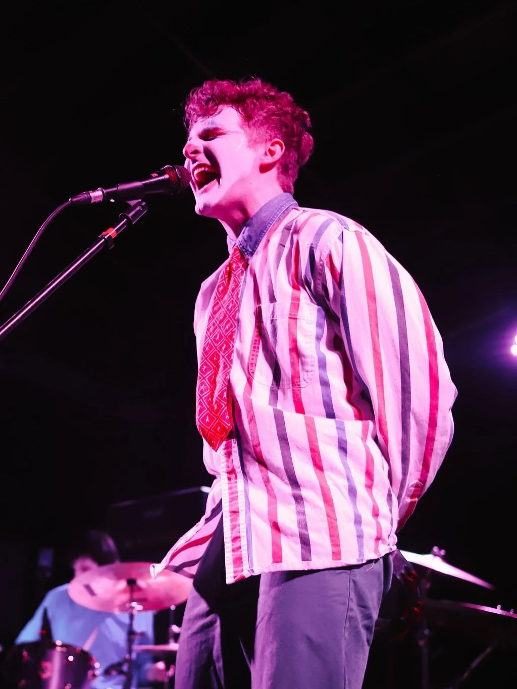 CLOWN DROPS WEDNESDAY. KINDA SOUNDS LIKE PAVEMENT KING GIZZ AND ALL YOUR FAVORITE BANDS. PRE-SAVE PLEASE. 

📸 - @asphtos