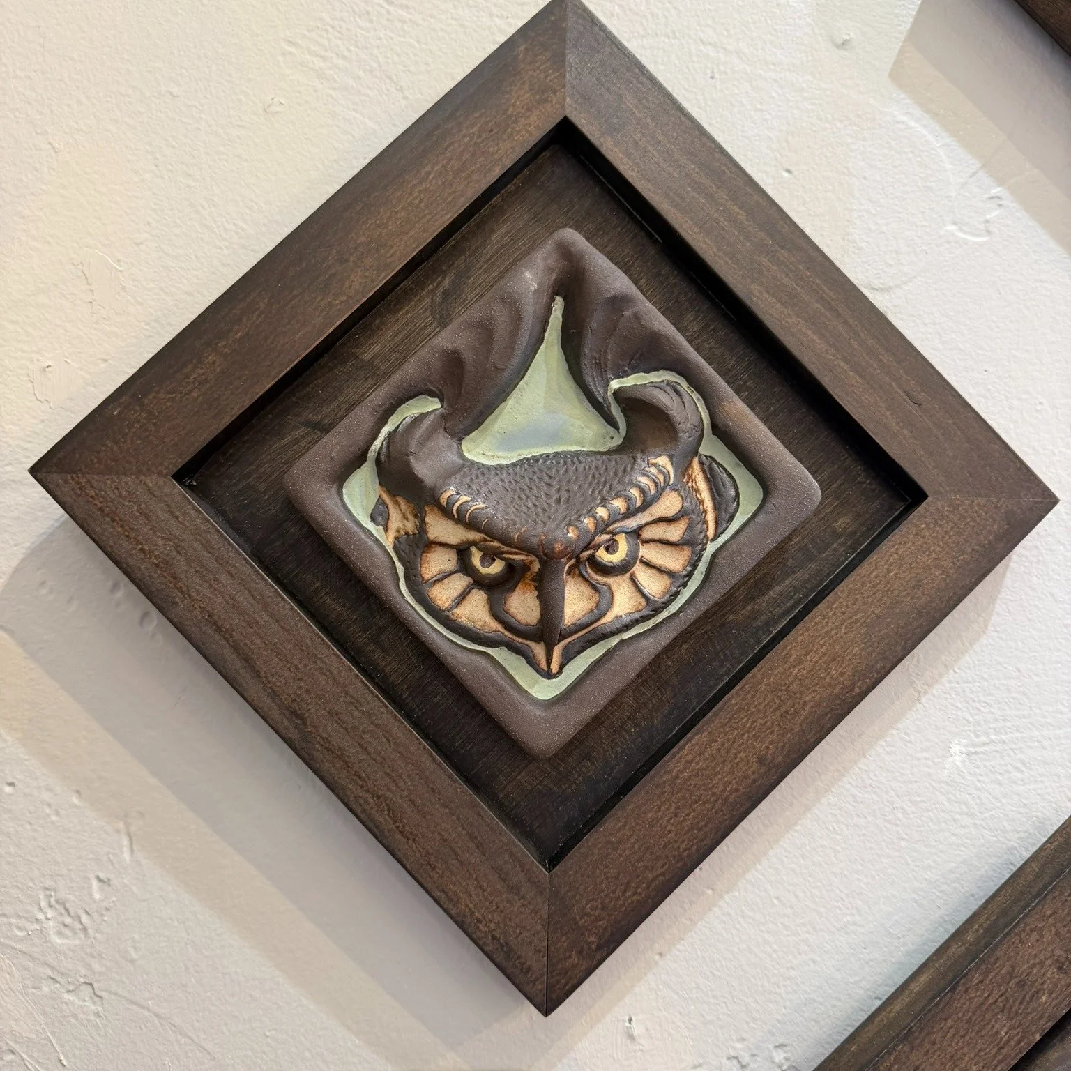 🦉 &ldquo;An owl&rsquo;s eyes are like lanterns in the night, guiding us through the shadows of wisdom.
&rdquo; &ndash; Anonymous 
🎓Laura Dufala&rsquo;s bespoke ceramics evoke an Arts and Crafts vibe. What a wonderful graduation gift her Great Horne