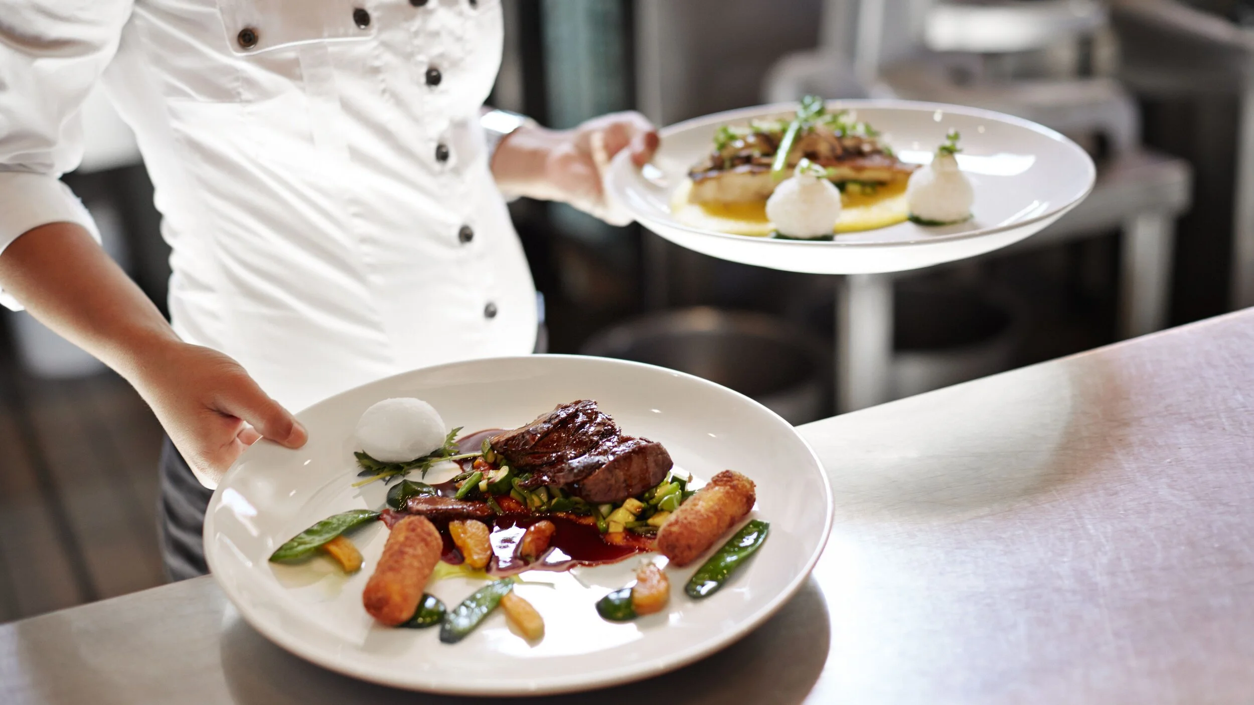 waiter-picking-up-dishes-in-kitchen-at-restaurant-495332577-5ac0facf0e23d90036761430.jpg