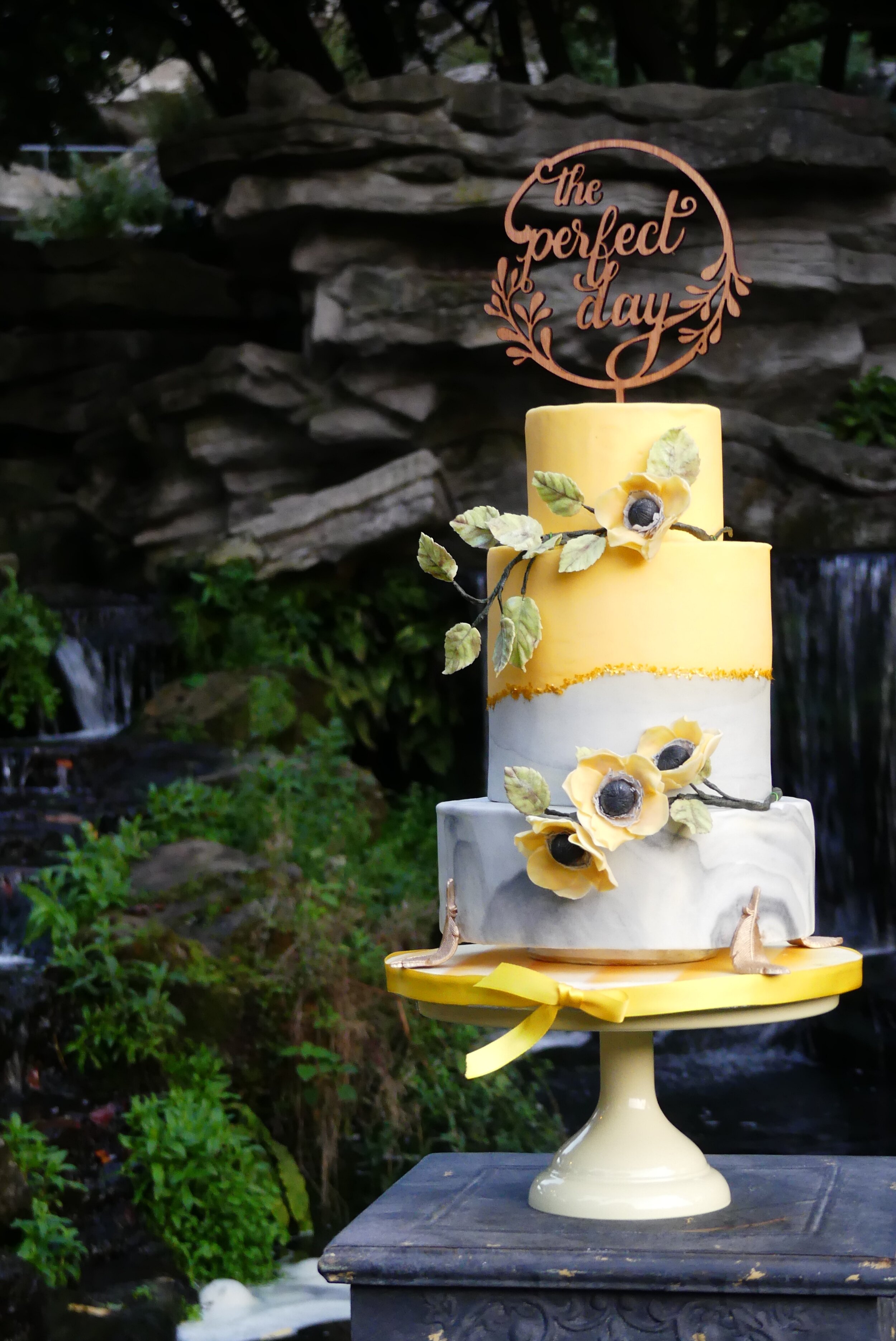 wedding cake jaune gris 3.jpg