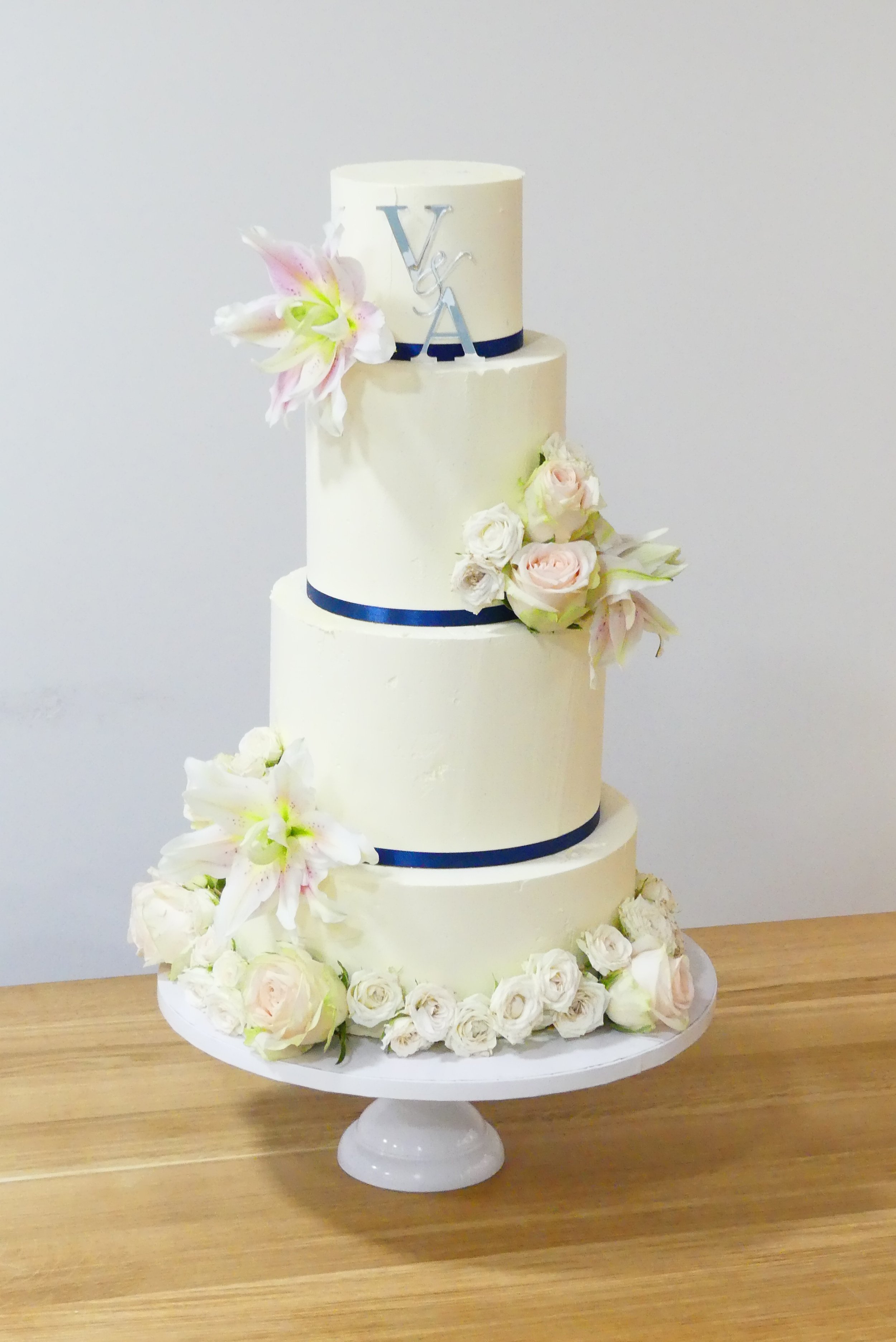 wedding cake rose bleu fleurs 2.jpg