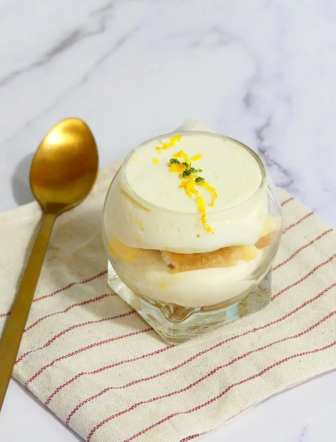 !! Nouveaut&eacute; dessert !!

Ladies &amp; Gentlemen, 

Laissez moi vous pr&eacute;senter mon tiramisu Citron limoncello 💛

Il fait son entr&eacute;e dans les desserts made by Paprika. J'ai la conviction qu'il va avoir tr&egrave;s rapidement sa fa